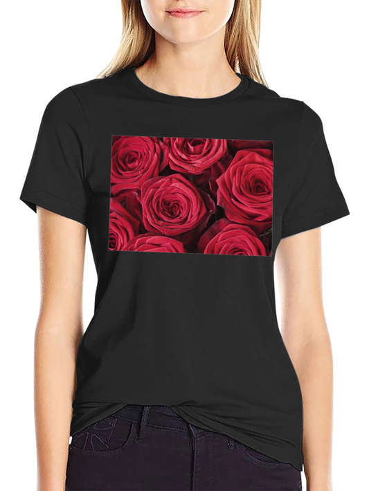 Camiseta Negra con Diseño Floral de Rosas Rojas