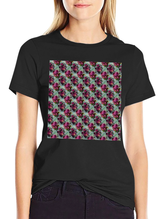 Camiseta Negra con Estampado Floral Elegante