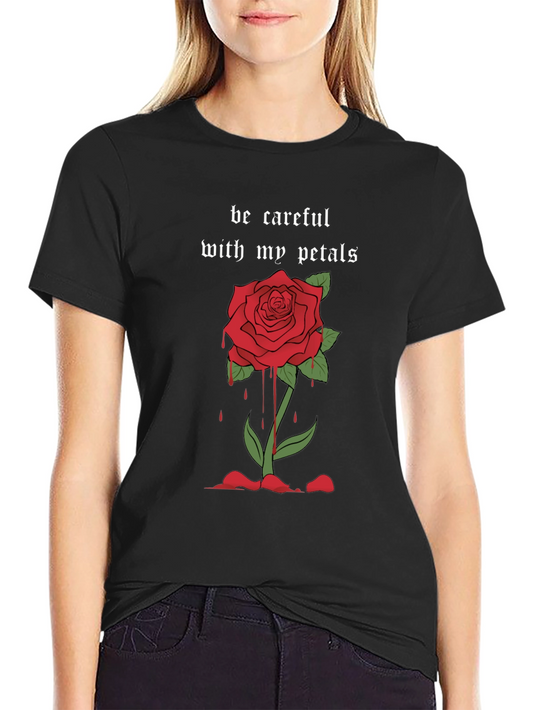 Camiseta Negra con Diseño Floral Cuidado con mis Pétalos