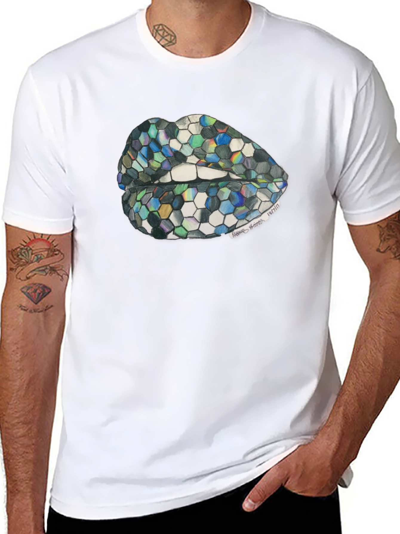 Camiseta Negra con Labios Mosaico Abstracto