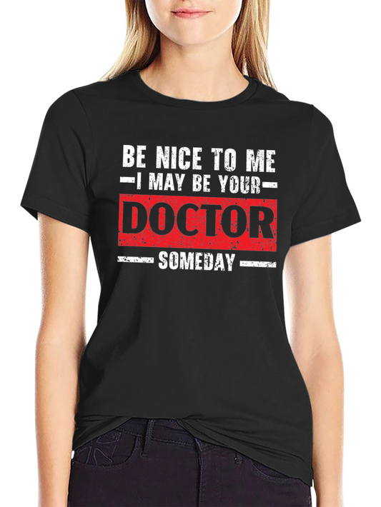 Camiseta Negra: Sé Amable Conmigo Podría Ser Tu Doctor