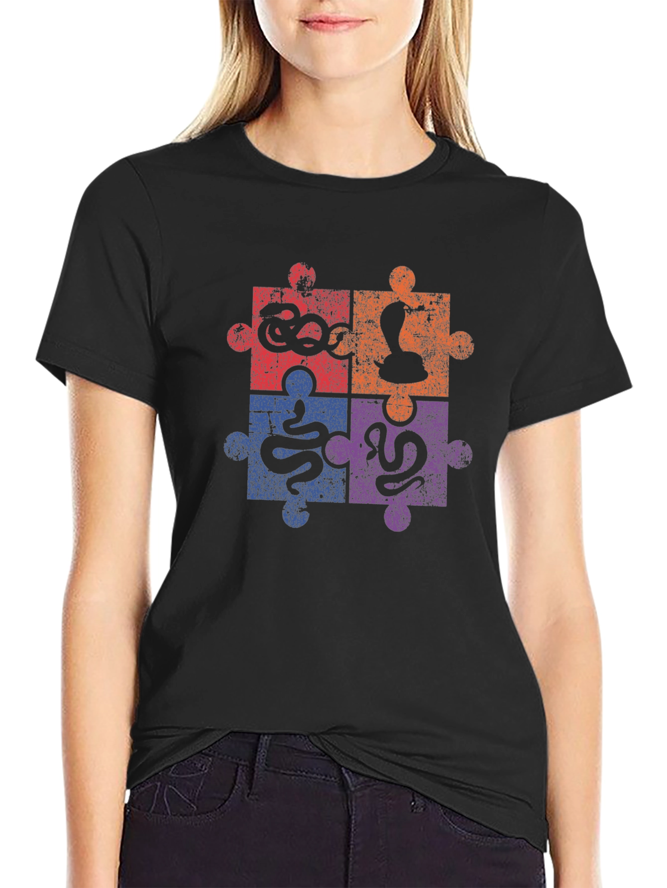 Camiseta Negra con Diseño de Rompecabezas de Serpientes