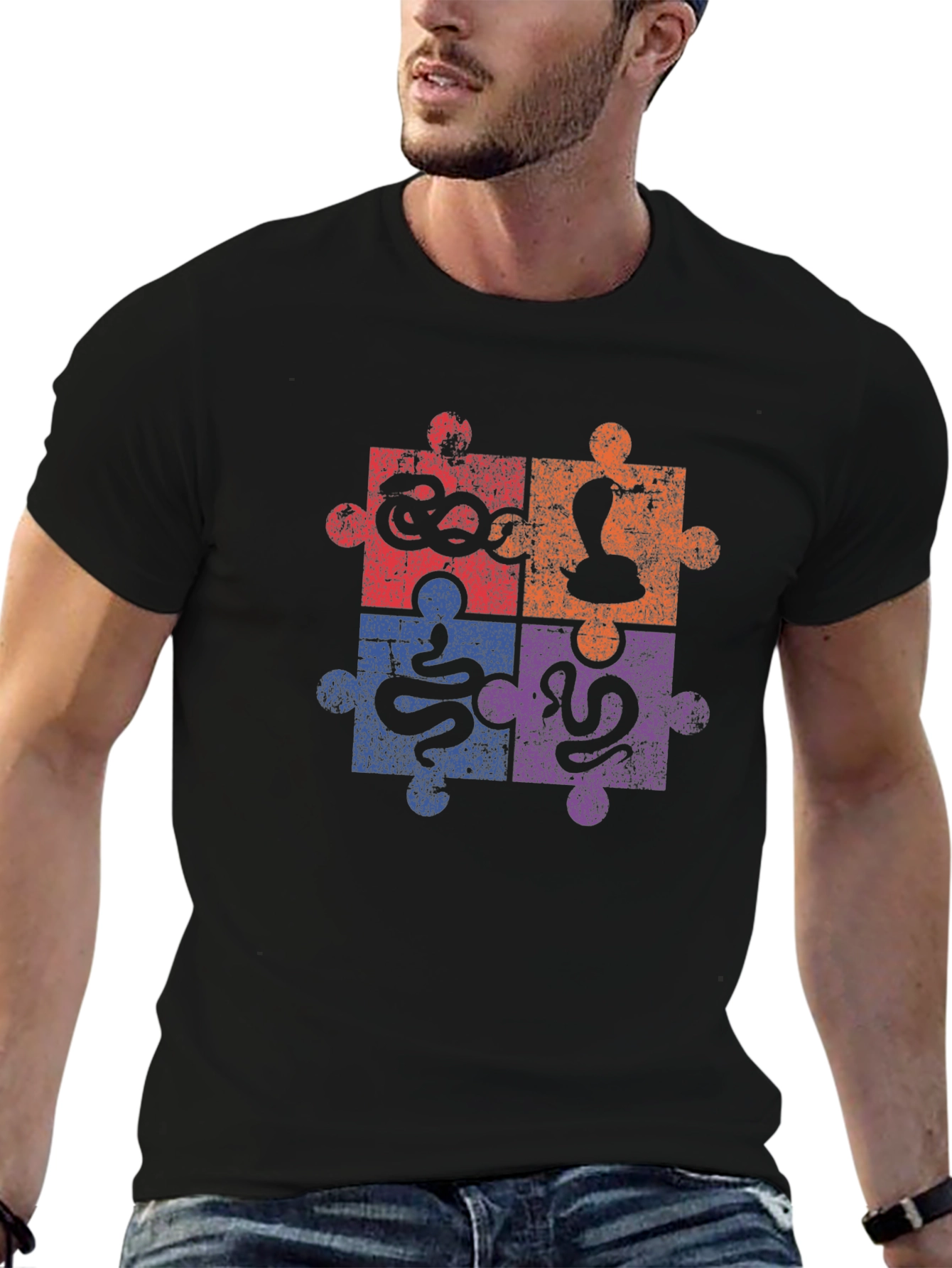 Camiseta Negra con Diseño de Rompecabezas de Serpientes