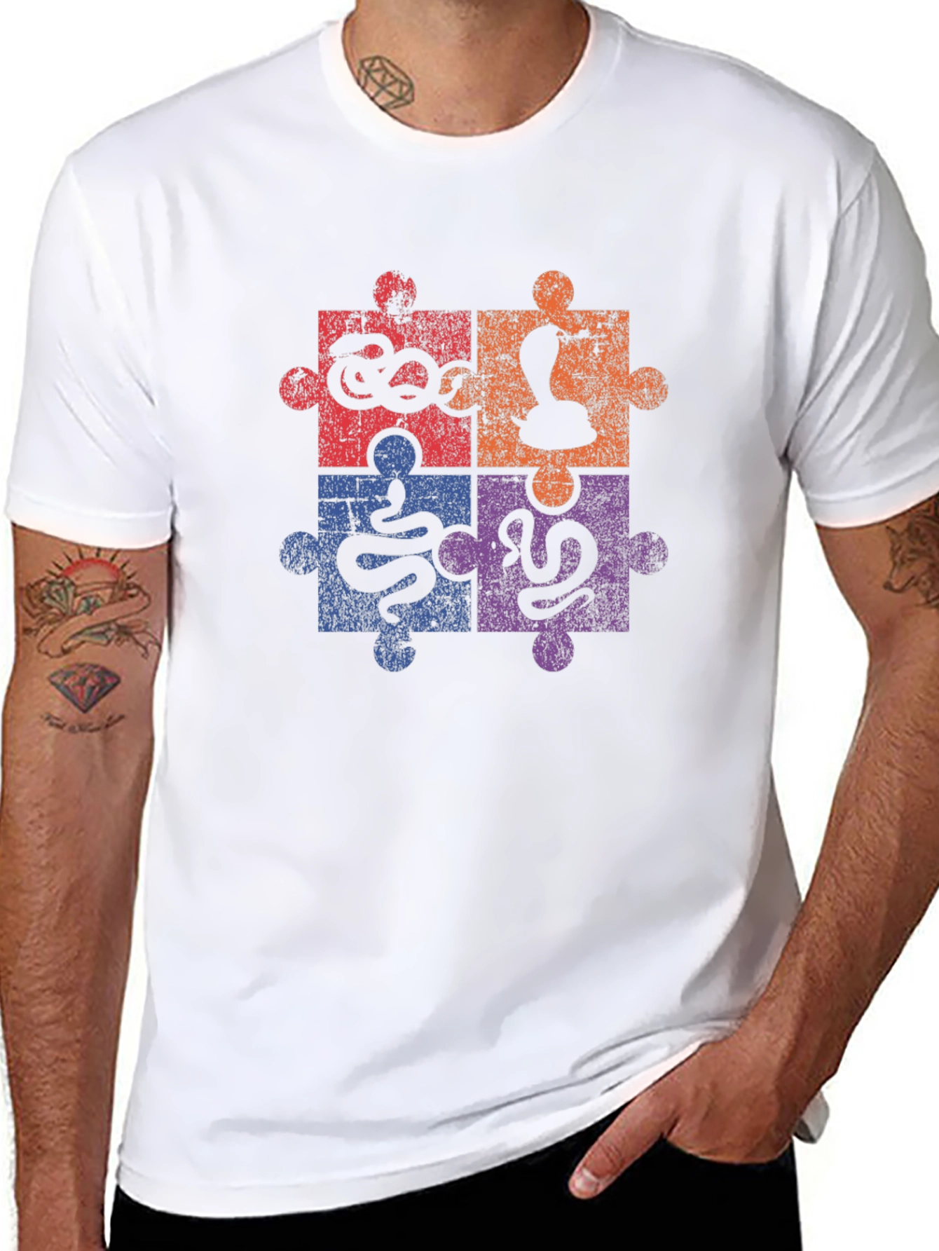 Camiseta Negra con Diseño de Rompecabezas de Serpientes