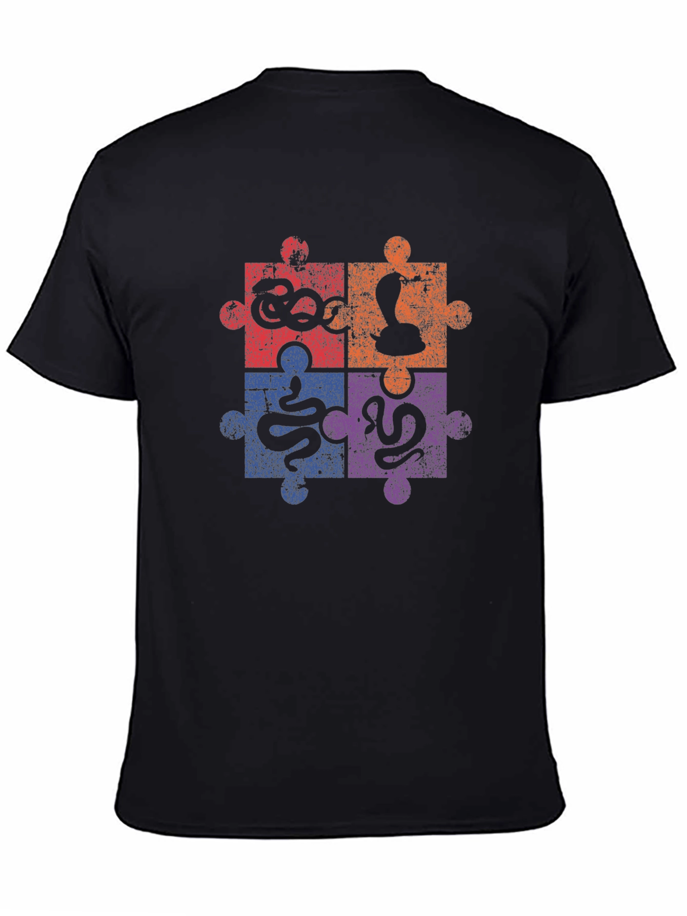 Camiseta Negra con Diseño de Rompecabezas de Serpientes