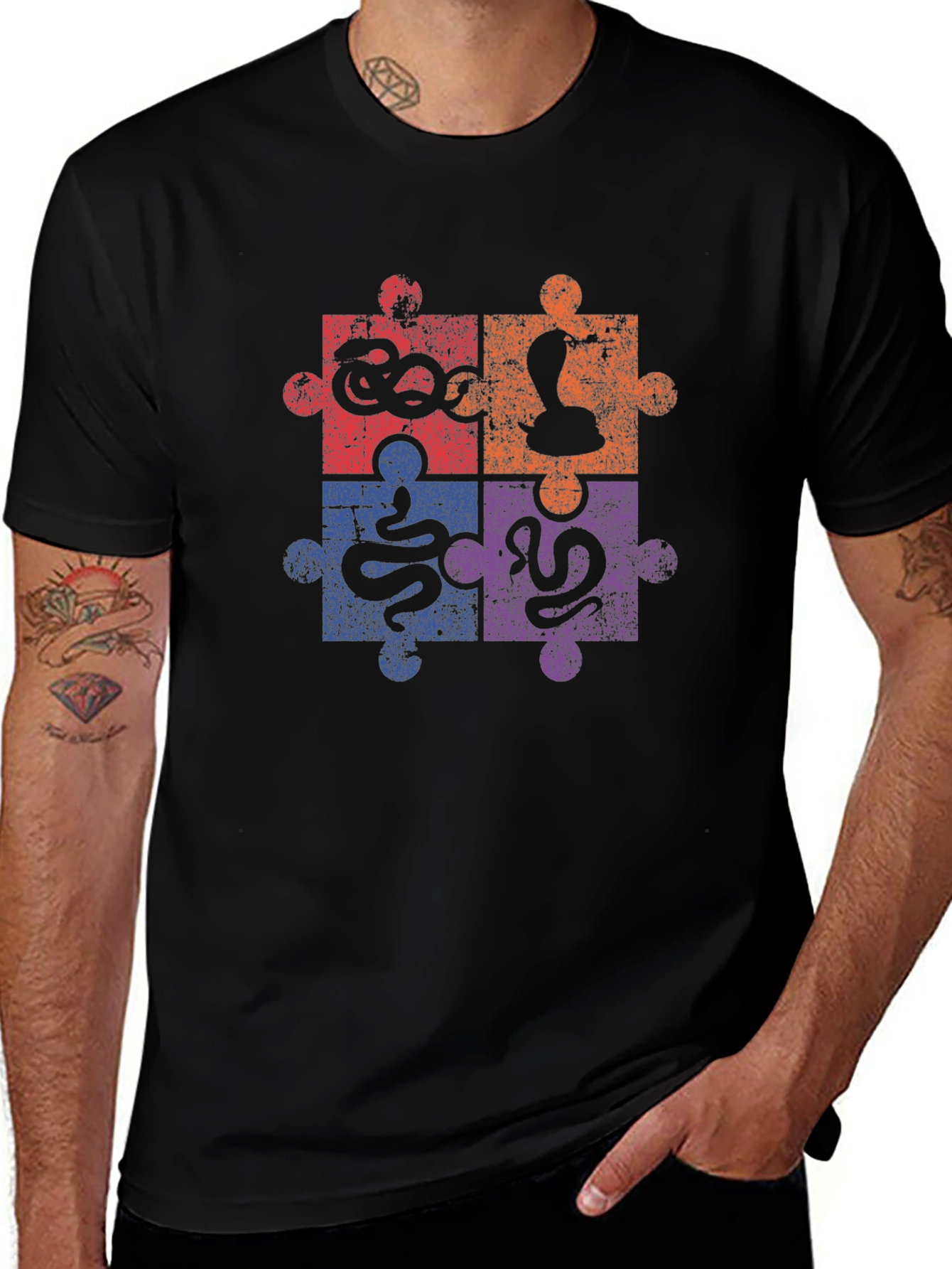Camiseta Negra con Diseño de Rompecabezas de Serpientes
