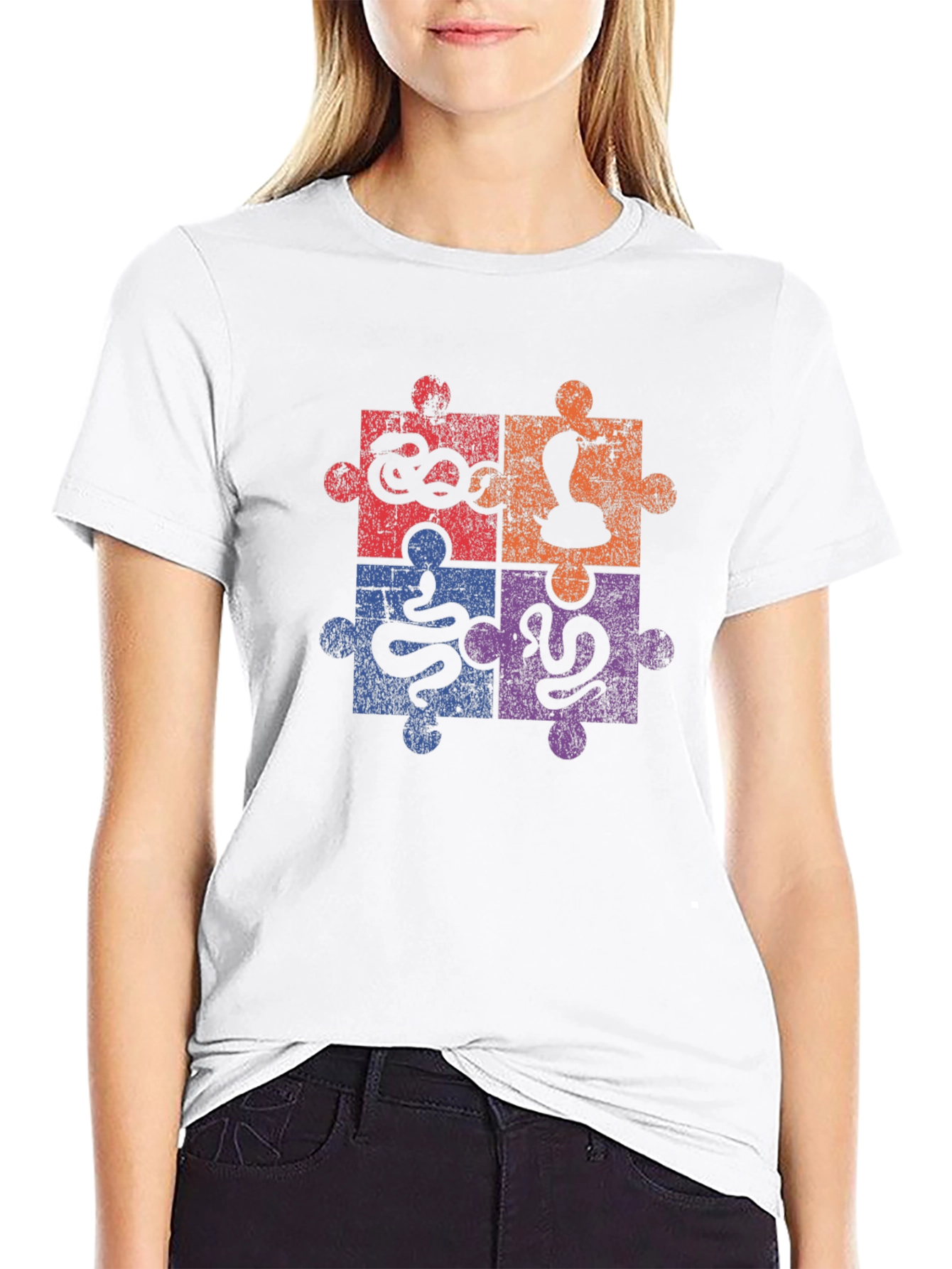 Camiseta Negra con Diseño de Rompecabezas de Serpientes