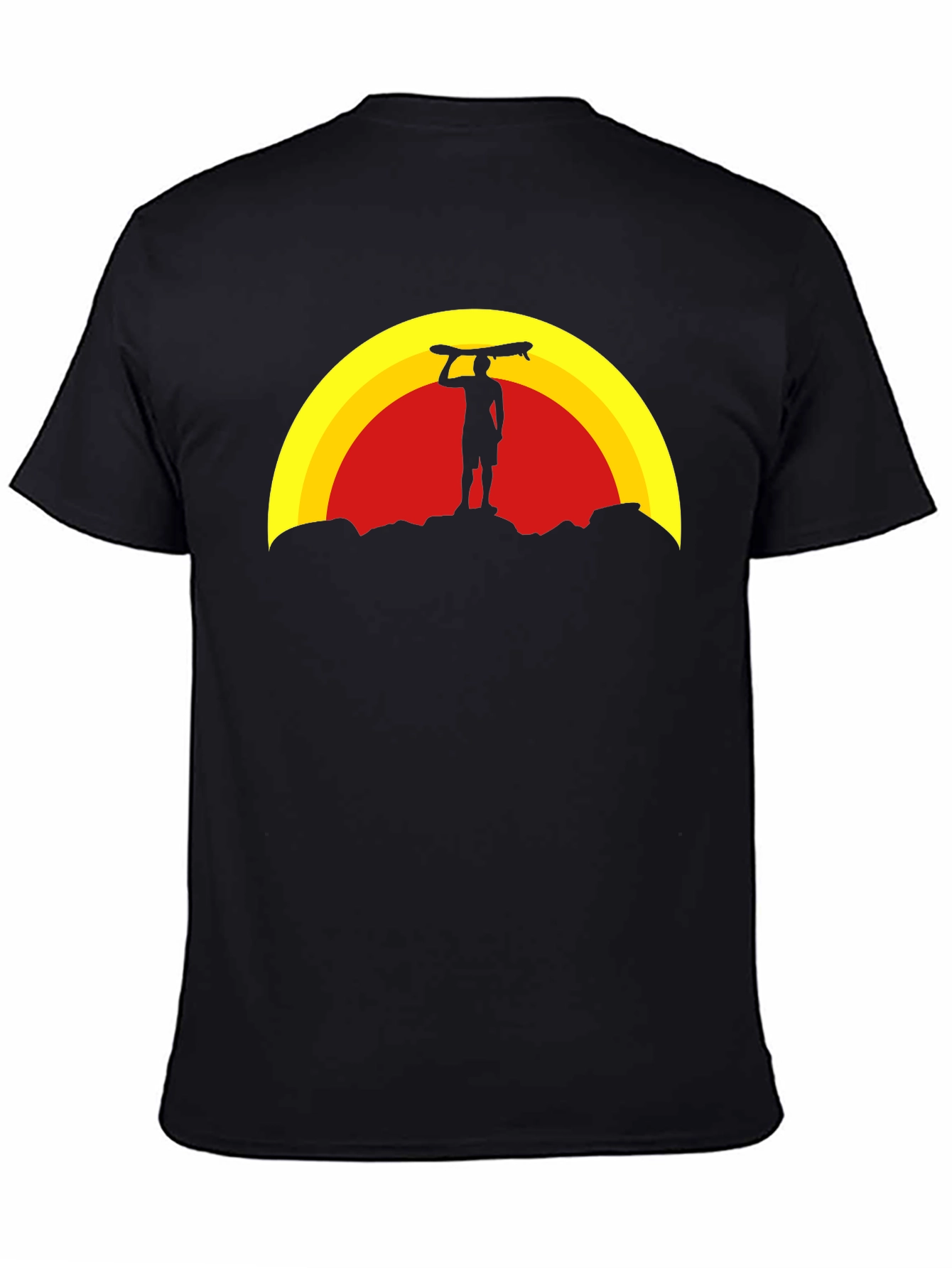 Camiseta Negra: Silueta de Surfista al Atardecer