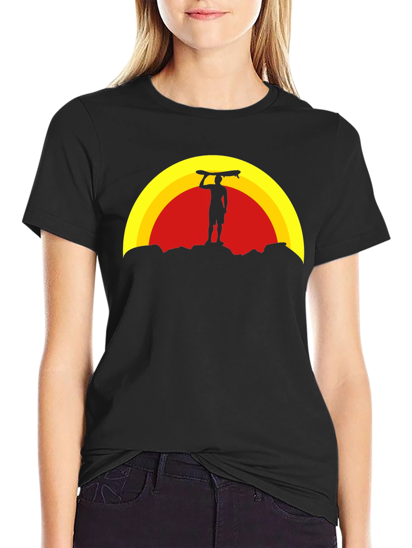Camiseta Negra: Silueta de Surfista al Atardecer