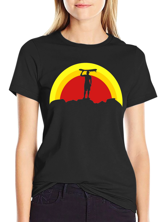 Camiseta Negra: Silueta de Surfista al Atardecer