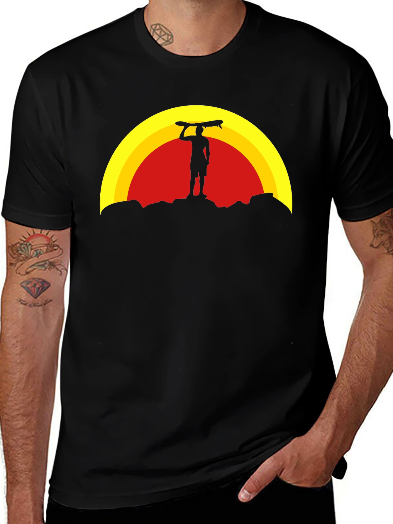 Camiseta Negra: Silueta de Surfista al Atardecer