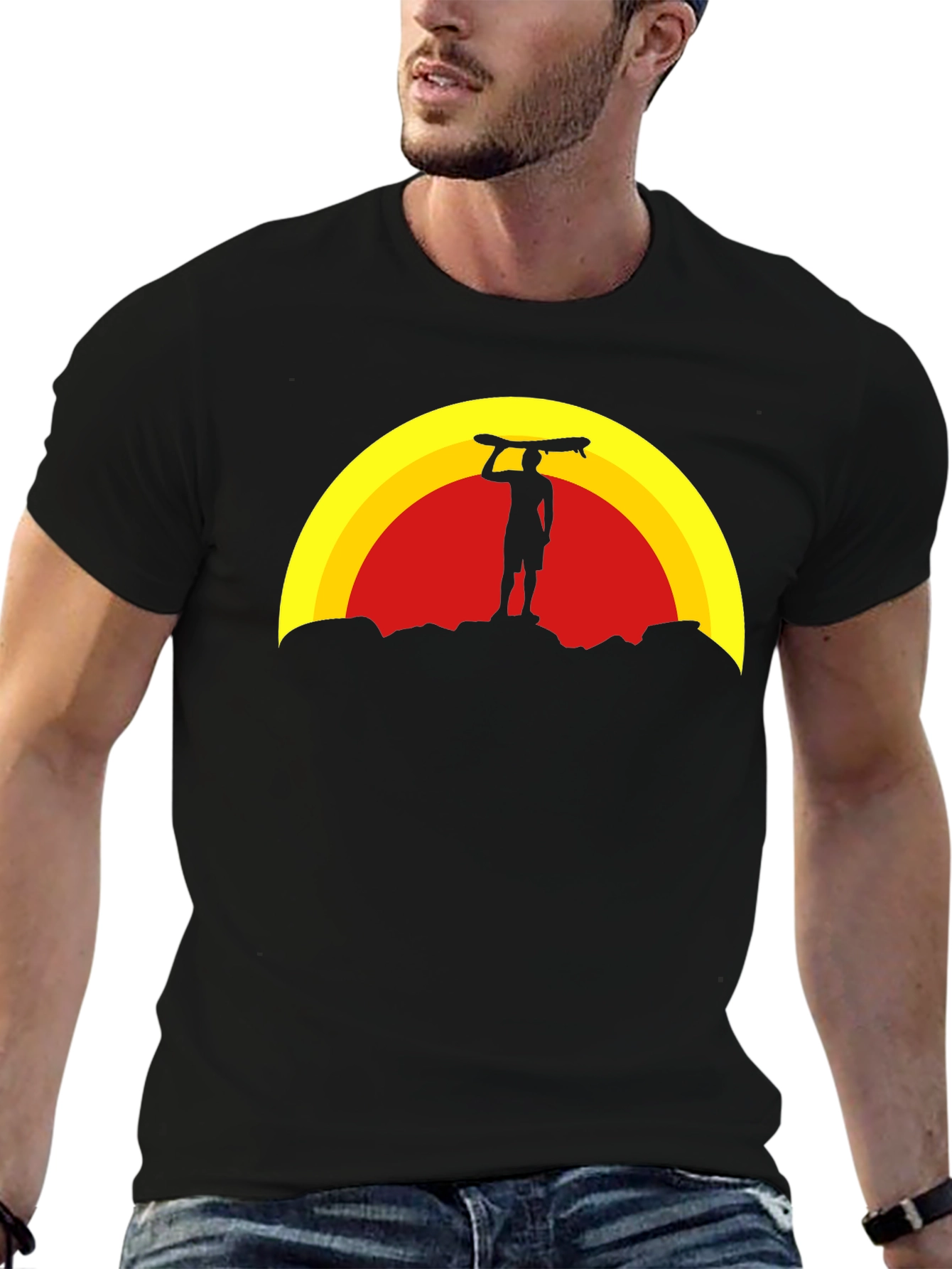 Camiseta Negra: Silueta de Surfista al Atardecer