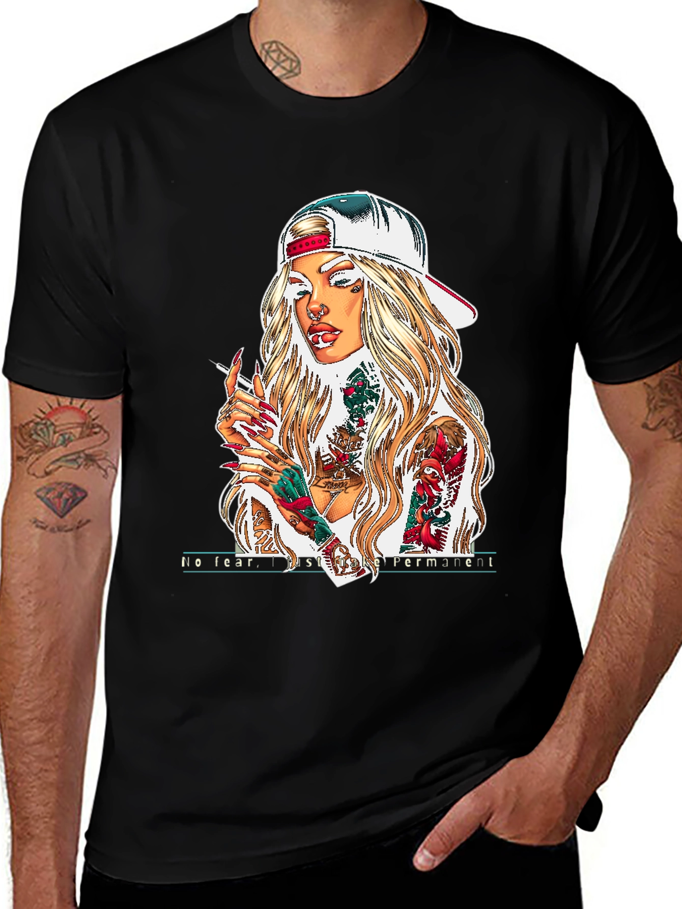 Camiseta Negra con Diseño de Chica Tatuada