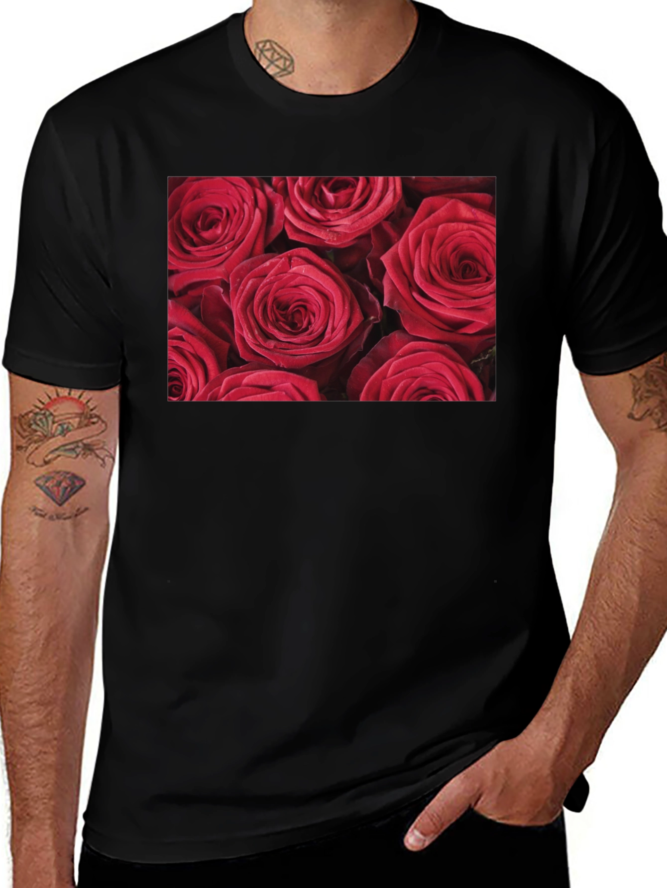 Camiseta Negra con Diseño Floral de Rosas Rojas