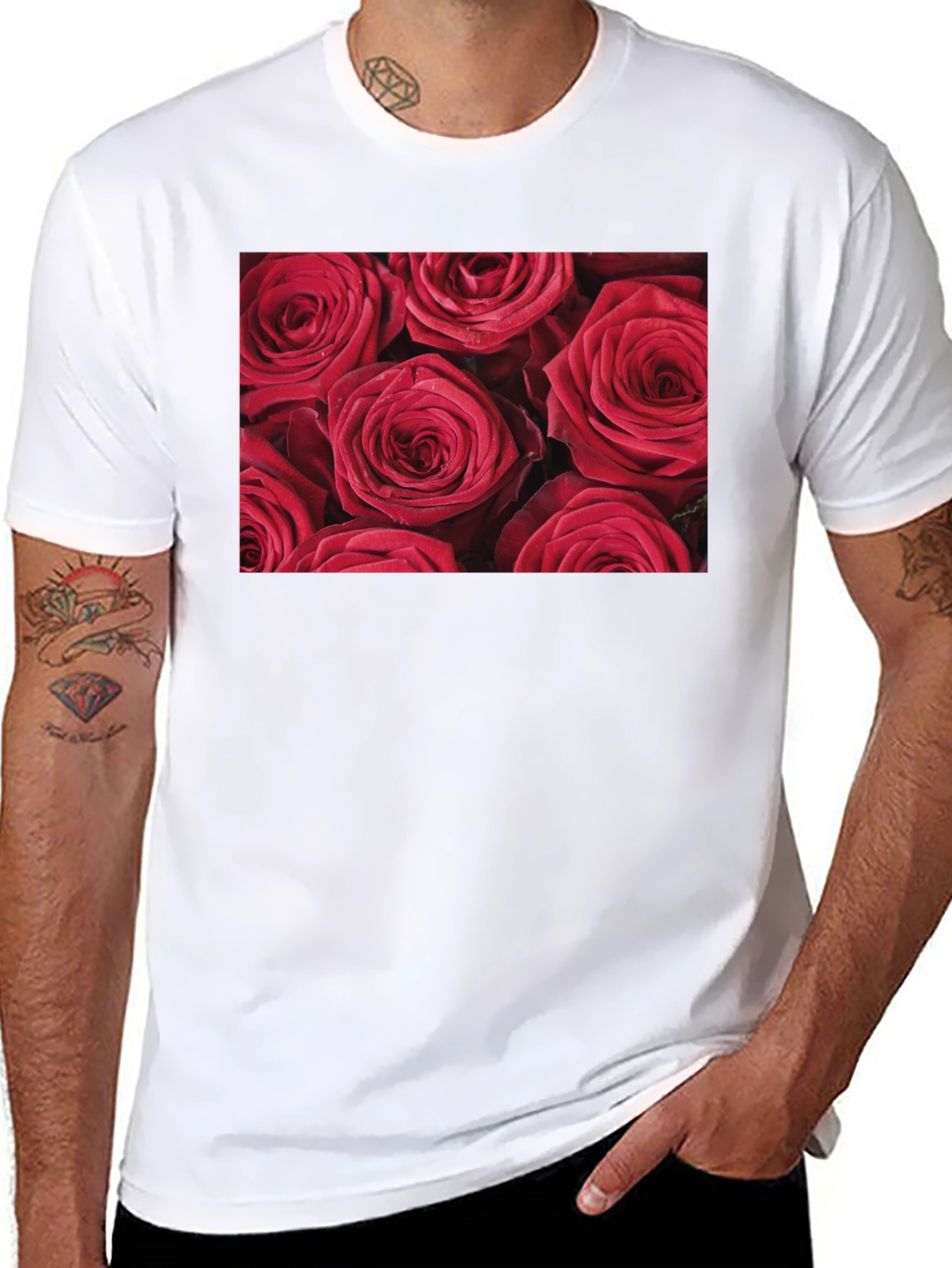Camiseta Negra con Diseño Floral de Rosas Rojas