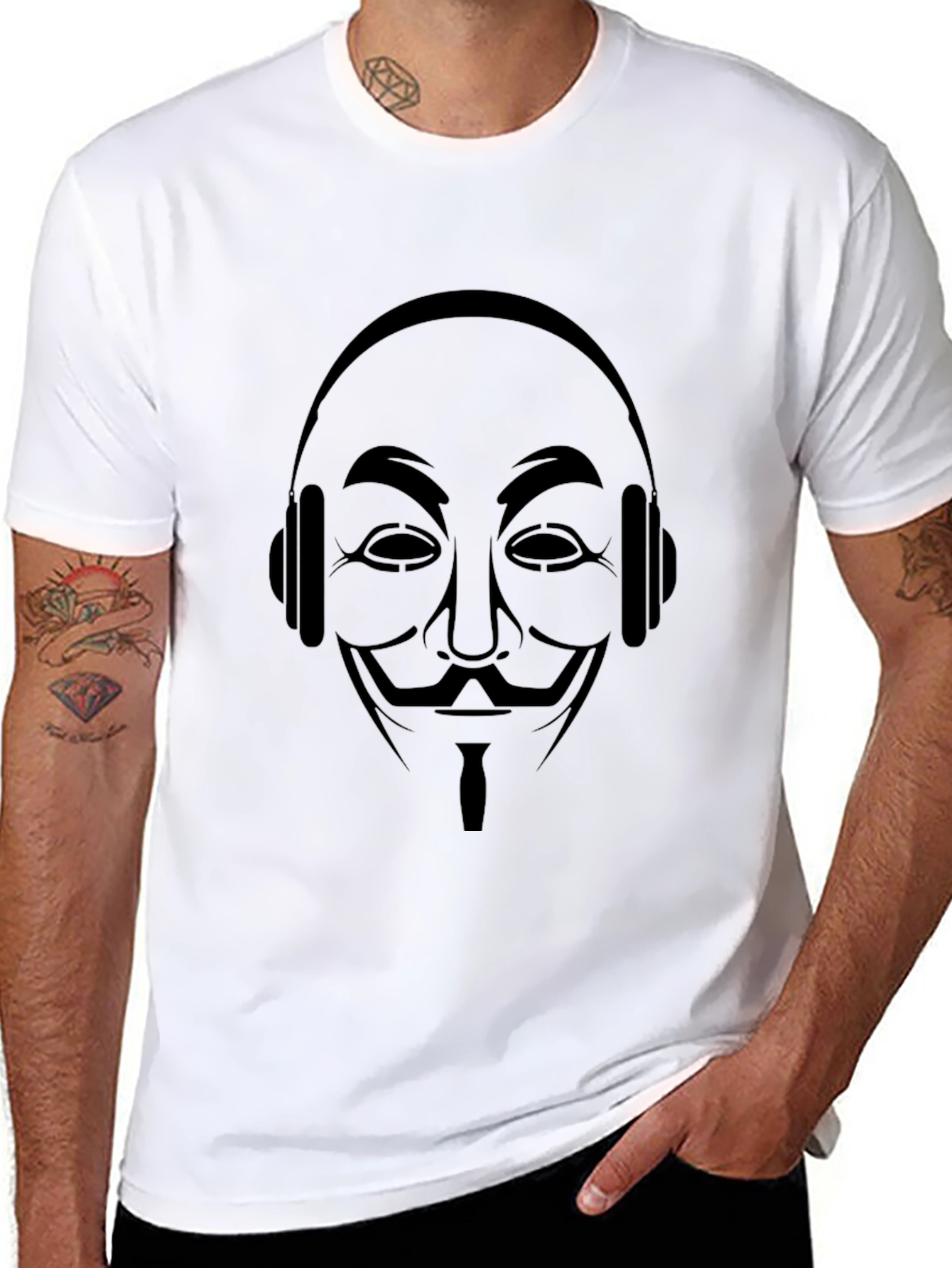 Camiseta Negra con Diseño Anónimo y Audífonos