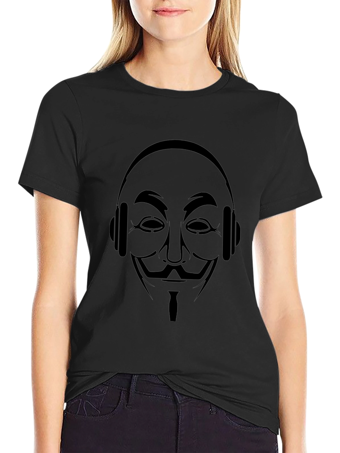 Camiseta Negra con Diseño Anónimo y Audífonos