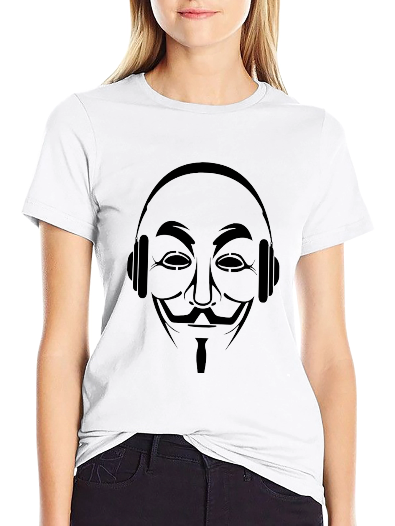 Camiseta Negra con Diseño Anónimo y Audífonos