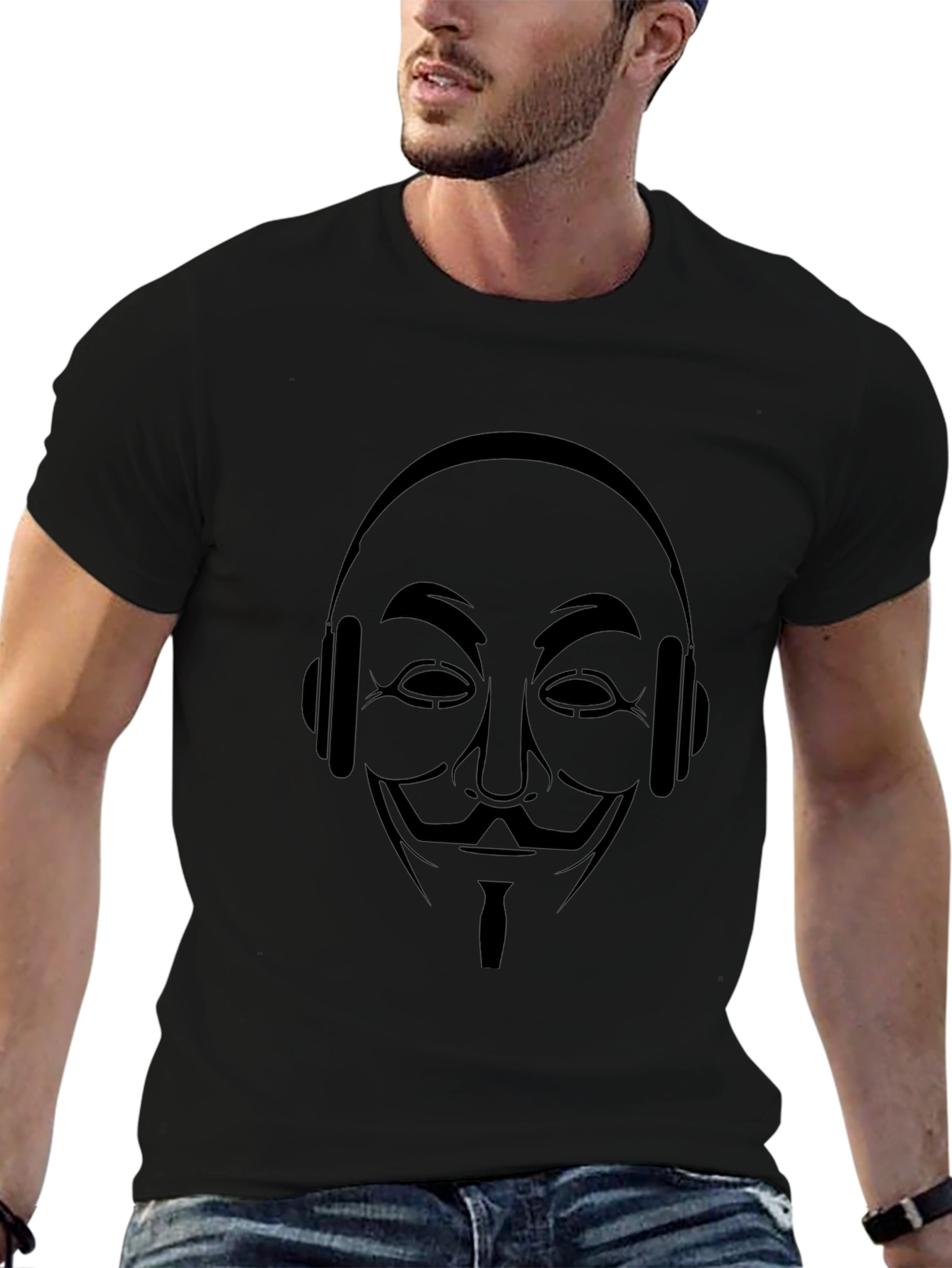 Camiseta Negra con Diseño Anónimo y Audífonos