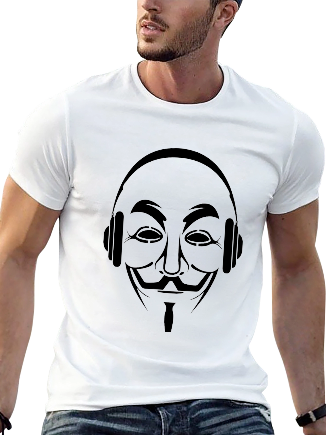 Camiseta Negra con Diseño Anónimo y Audífonos