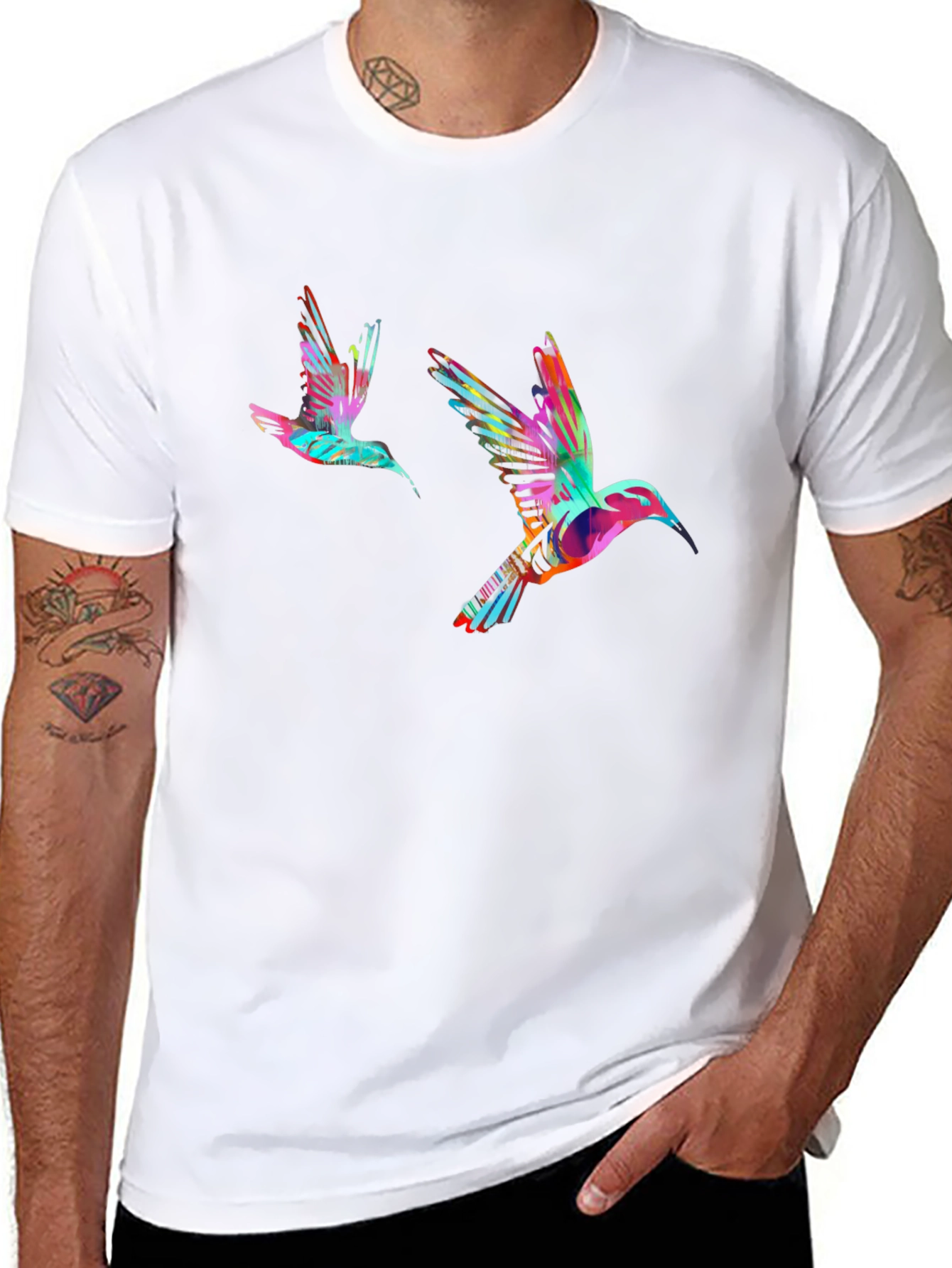 Camiseta Negra con Diseño de Colibríes Abstractos