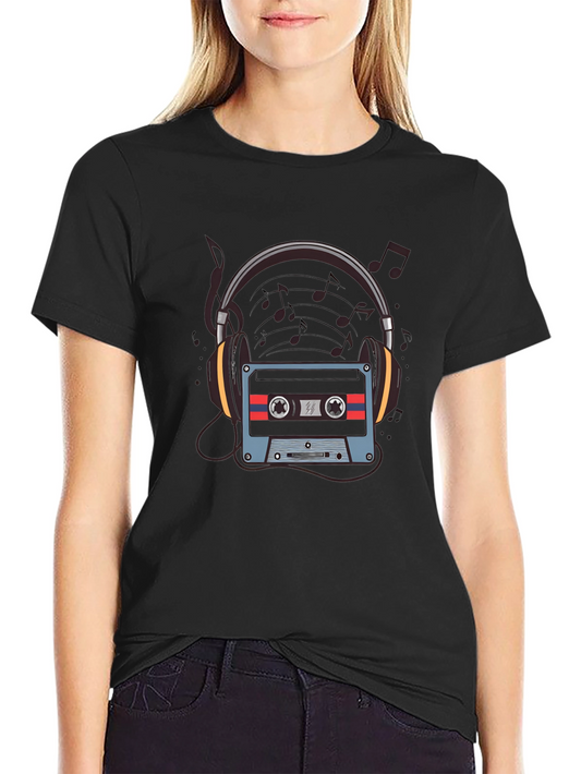 Camiseta Negra con Diseño de Cassette y Audífonos
