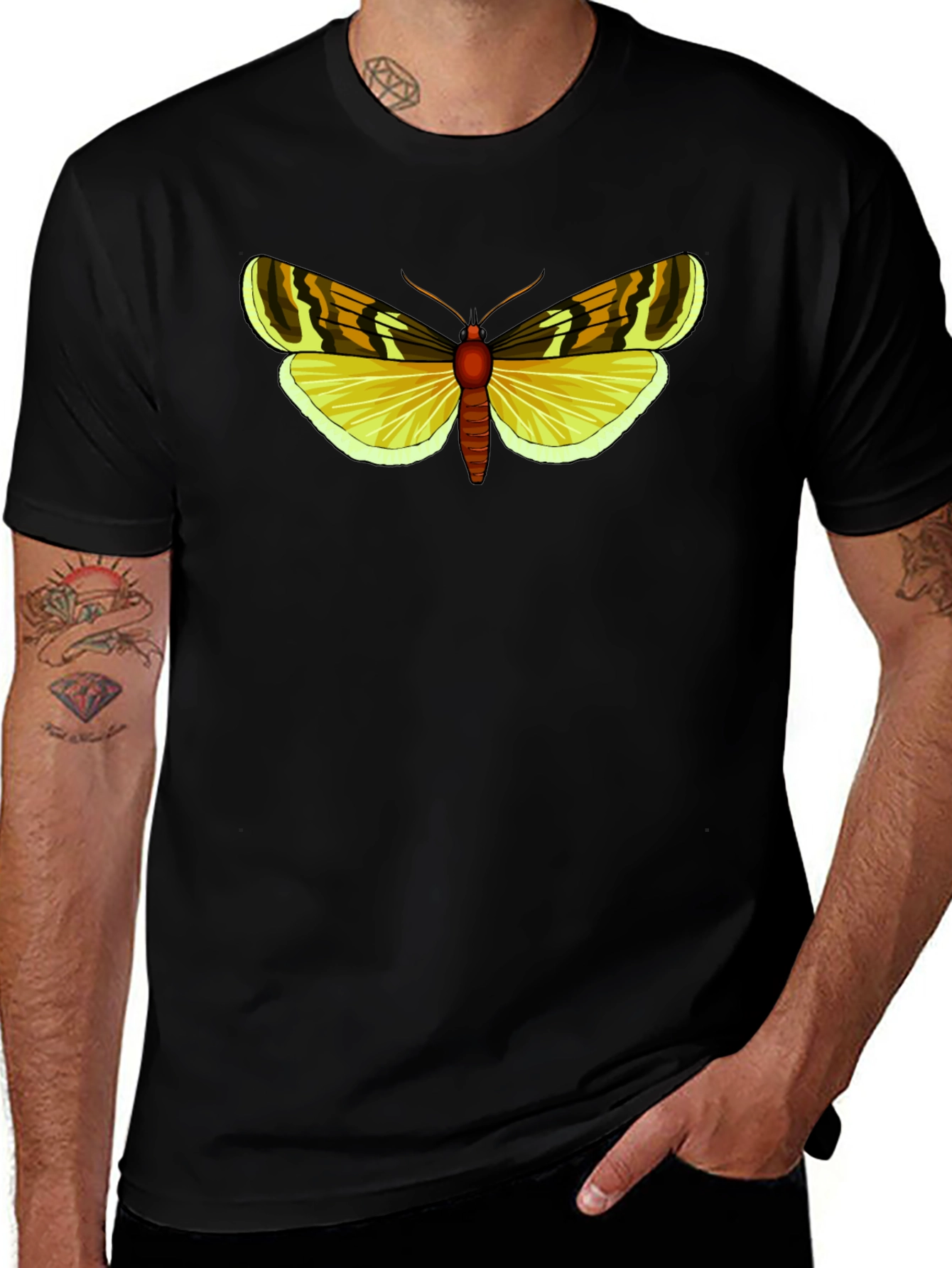 Camiseta Negra con Diseño de Mariposa Amarilla
