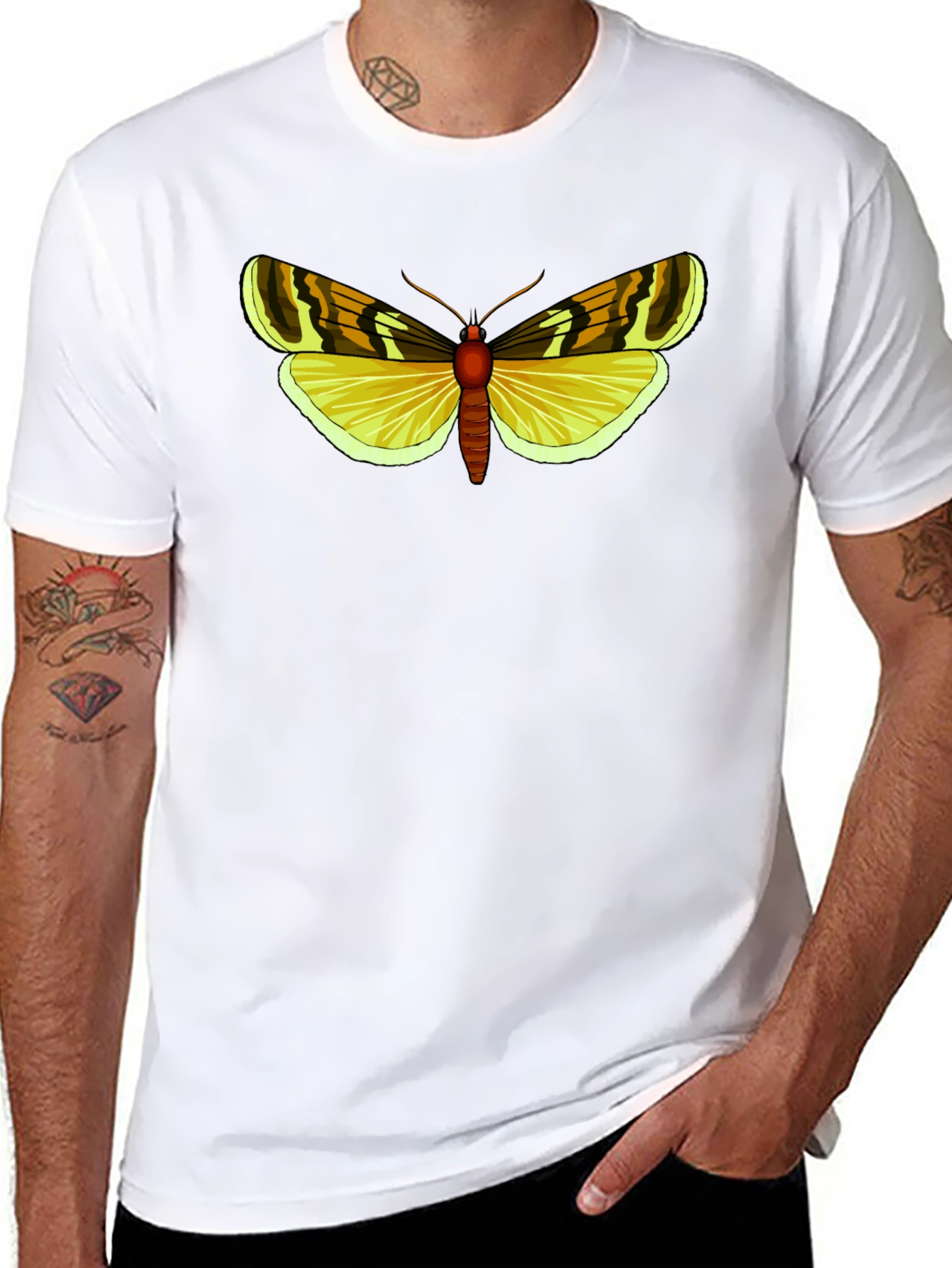Camiseta Negra con Diseño de Mariposa Amarilla