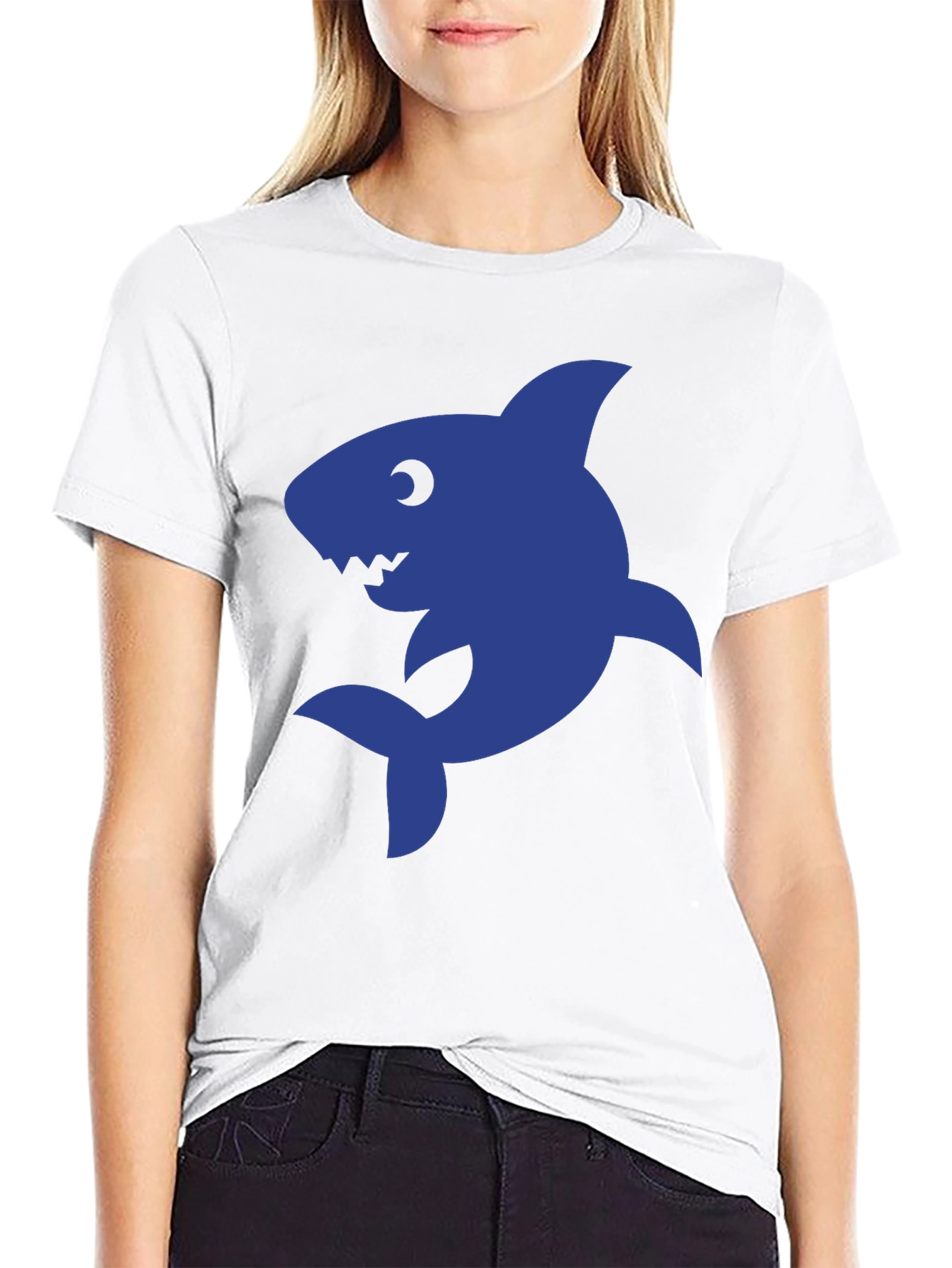 Camiseta Negra con Diseño de Tiburón Azul