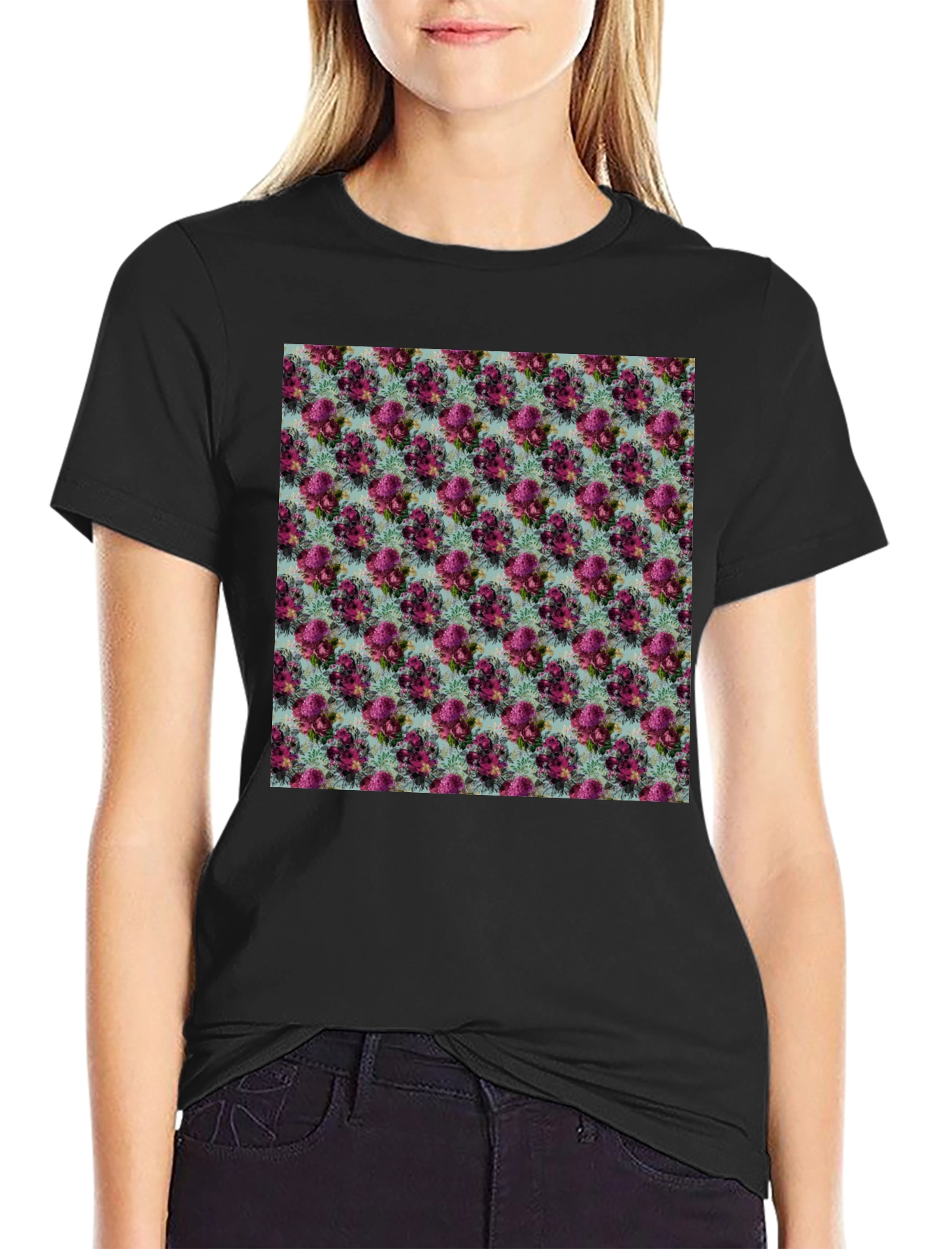 Camiseta Negra con Estampado Floral Elegante
