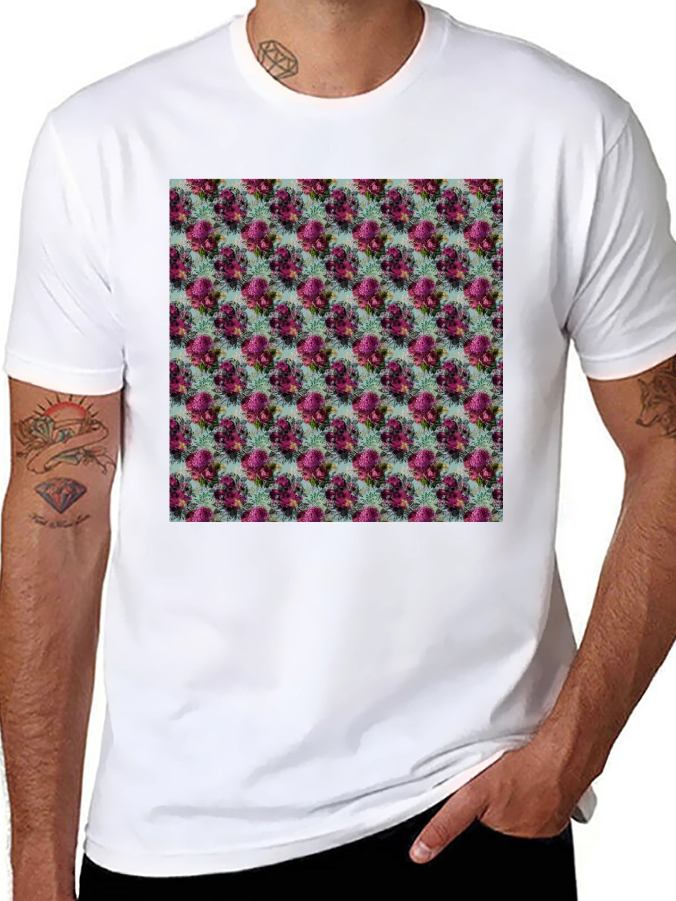 Camiseta Negra con Estampado Floral Elegante