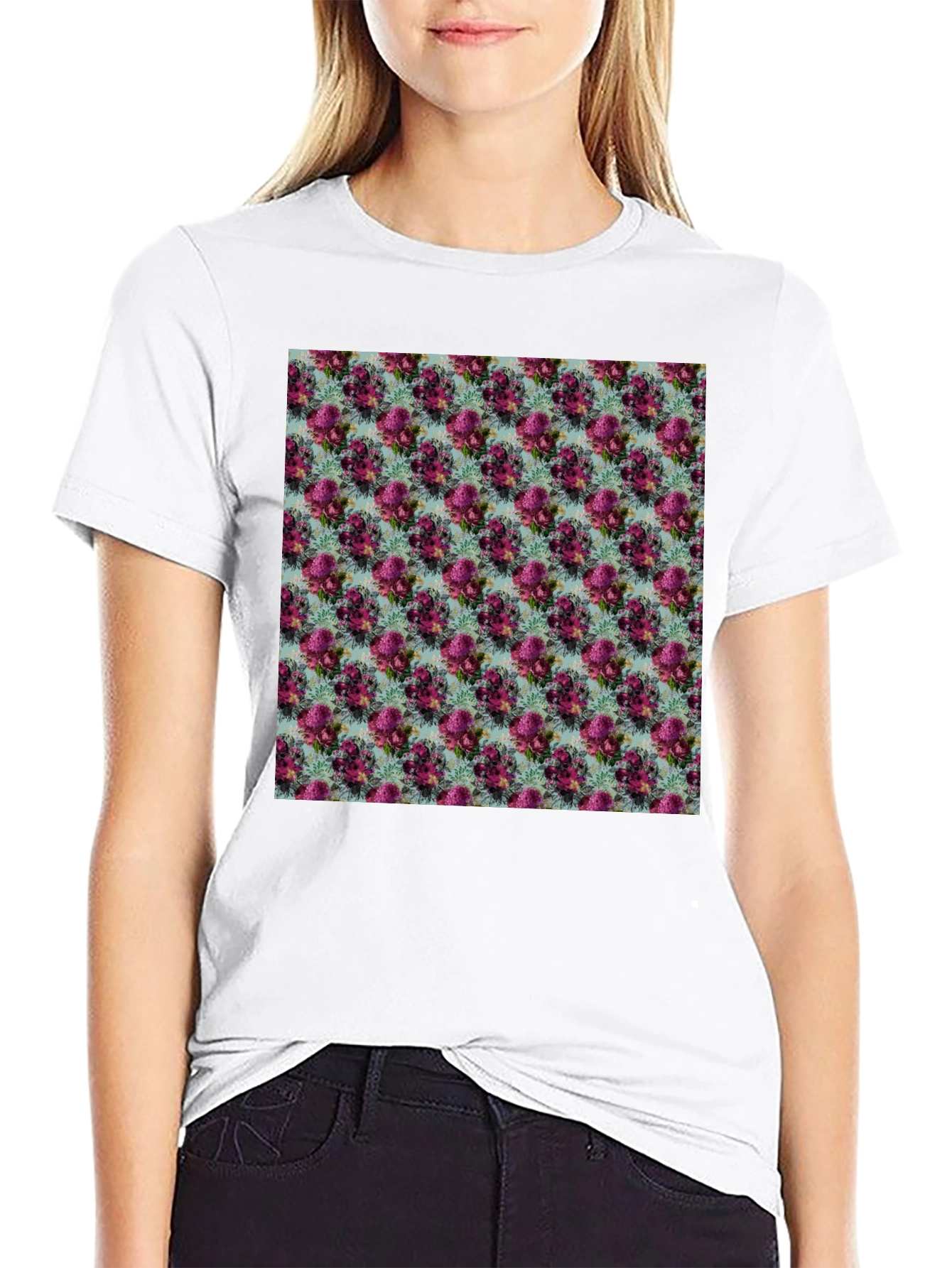 Camiseta Negra con Estampado Floral Elegante