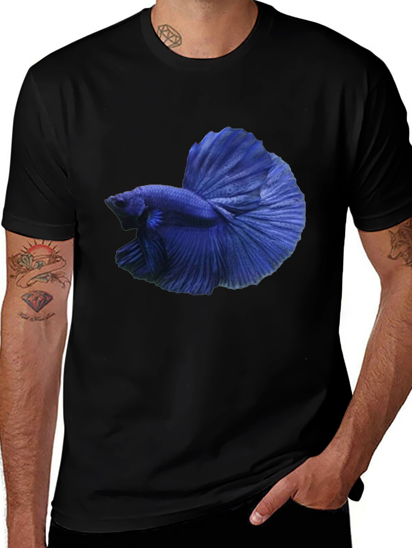 Camiseta Negra con Diseño de Pez Betta Azul
