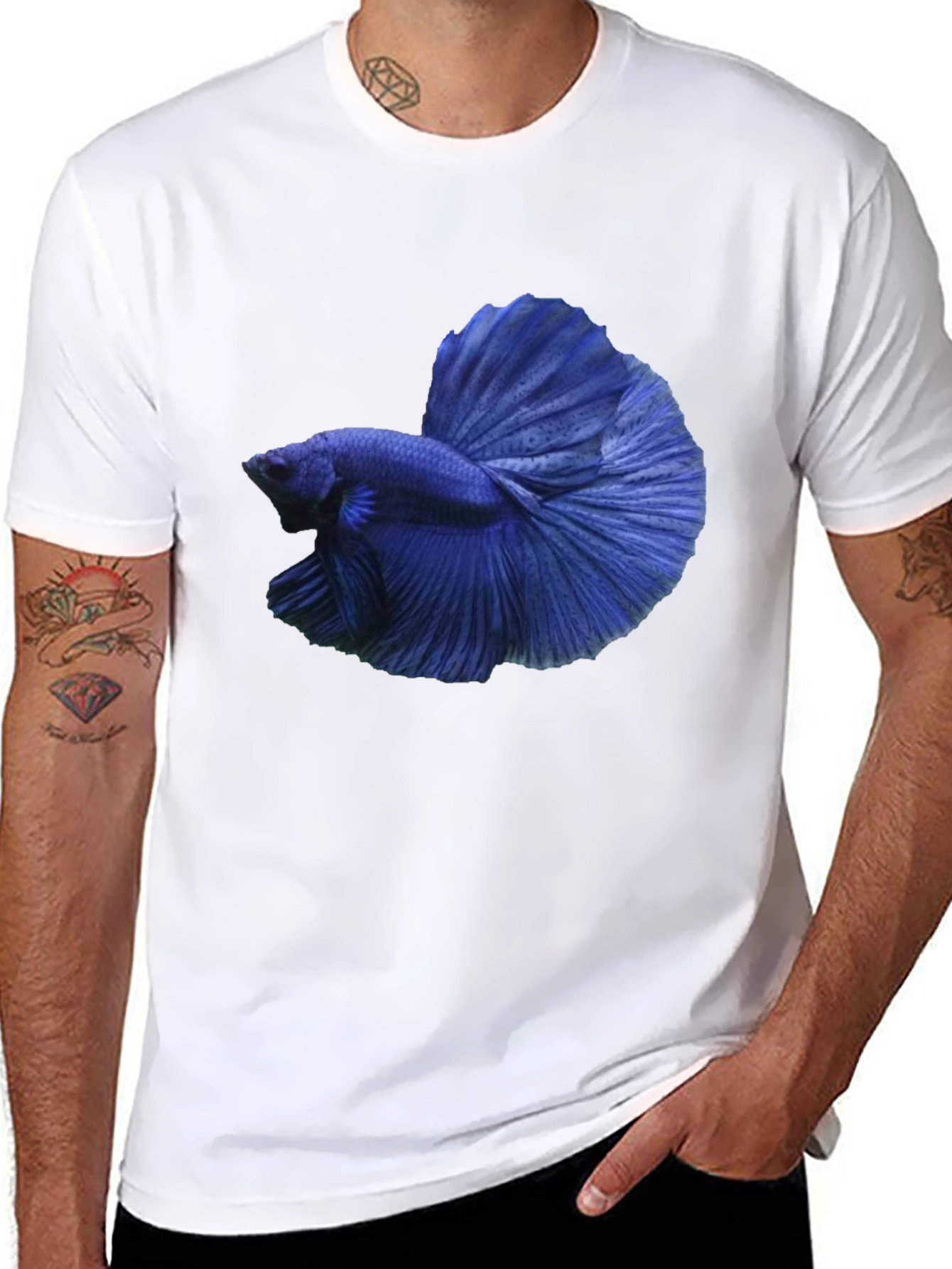 Camiseta Negra con Diseño de Pez Betta Azul