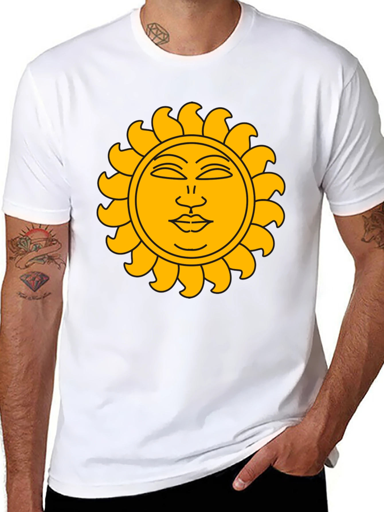 Camiseta Negra con Sol Dorado Estilizado