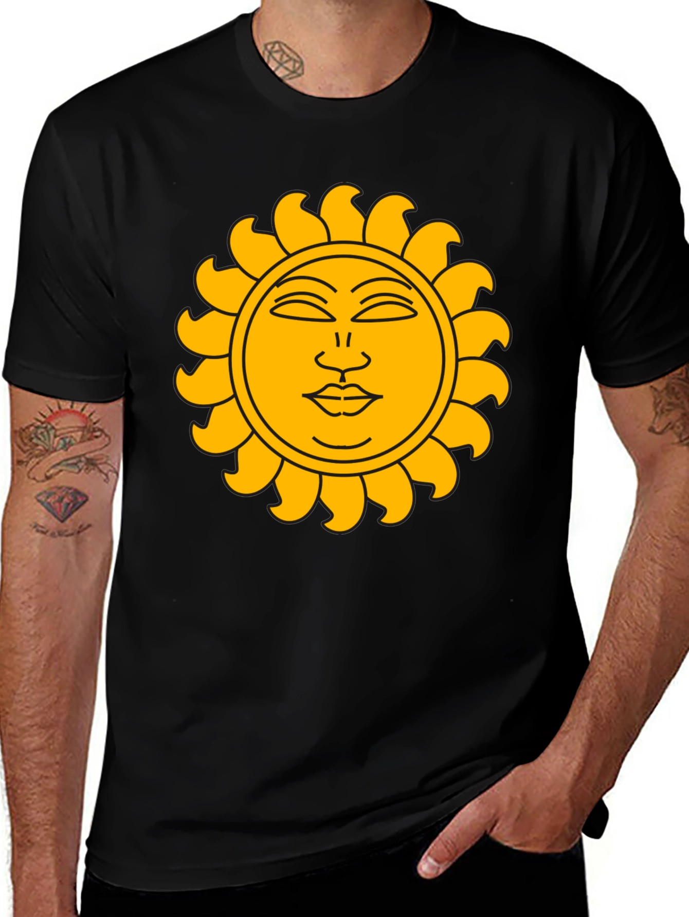 Camiseta Negra con Sol Dorado Estilizado