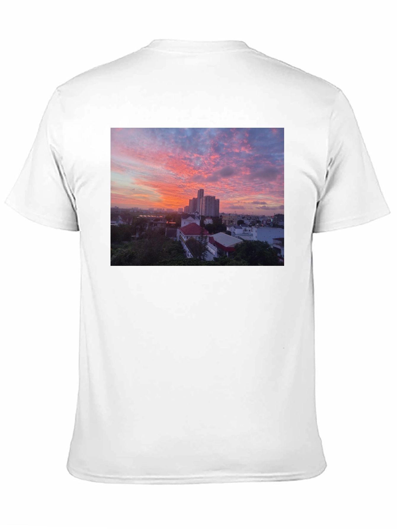 Camiseta Negra con Impresión Atardecer Urbano