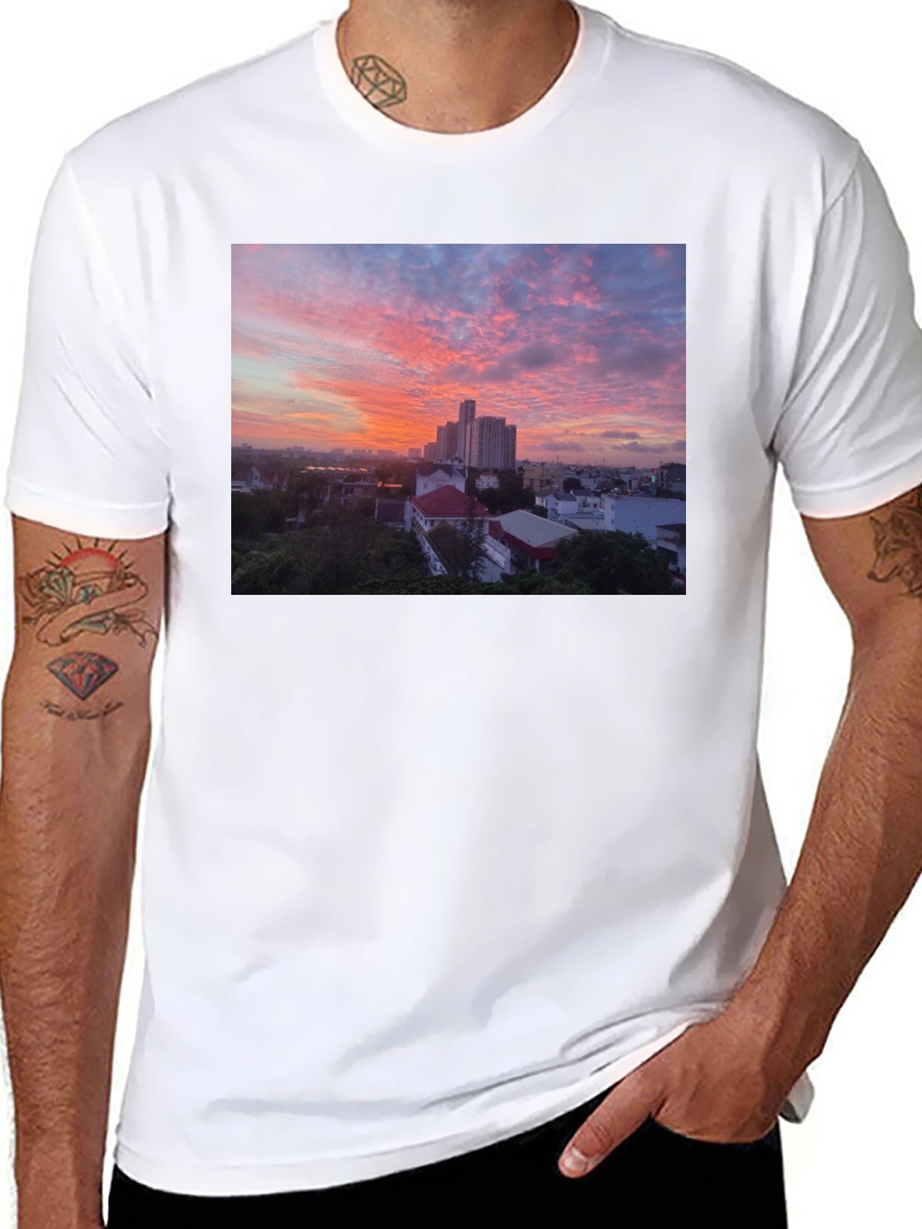 Camiseta Negra con Impresión Atardecer Urbano