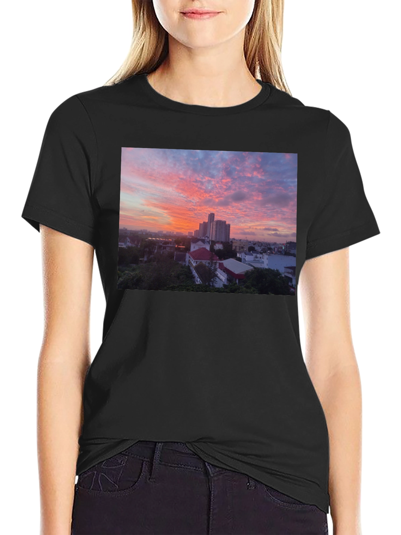 Camiseta Negra con Impresión Atardecer Urbano