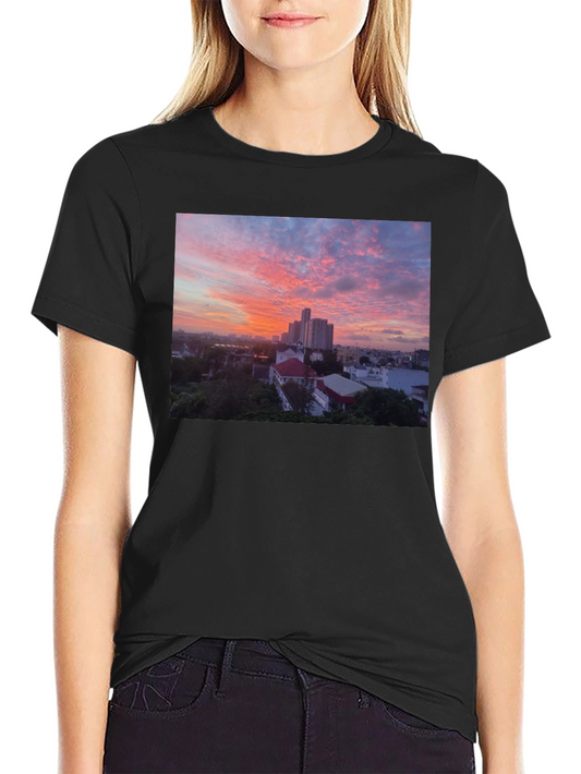 Camiseta Negra con Impresión Atardecer Urbano
