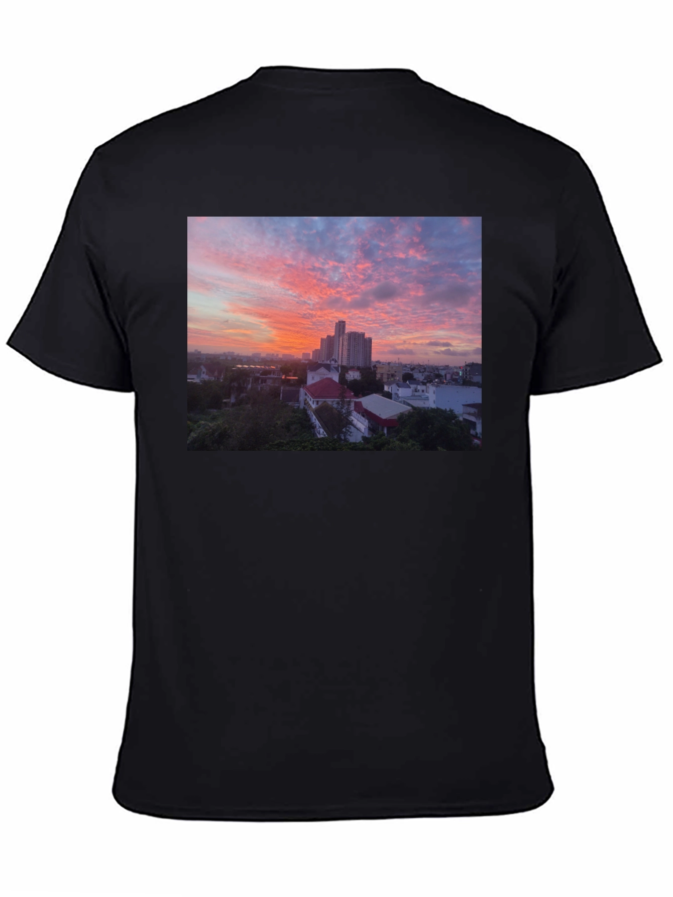 Camiseta Negra con Impresión Atardecer Urbano