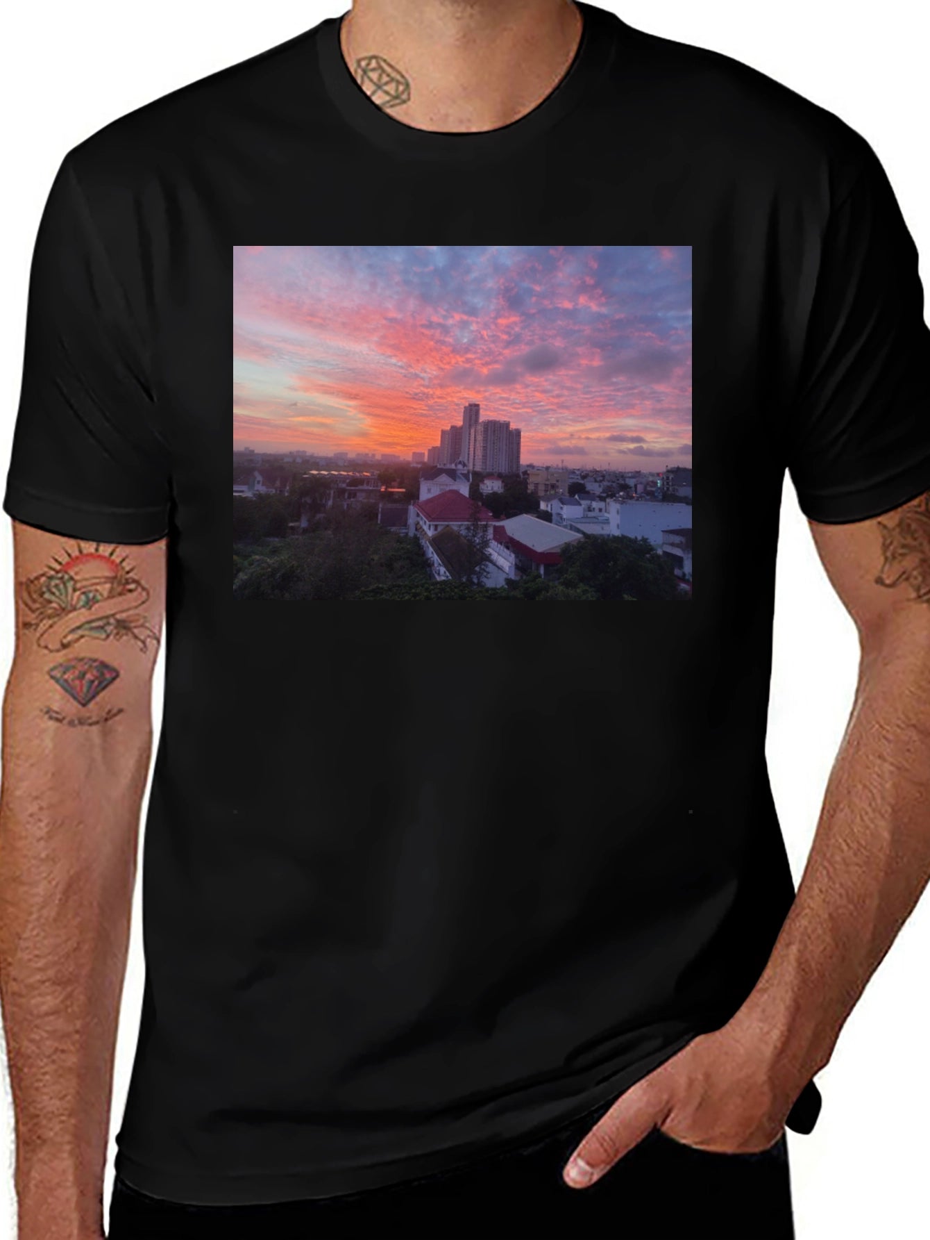 Camiseta Negra con Impresión Atardecer Urbano
