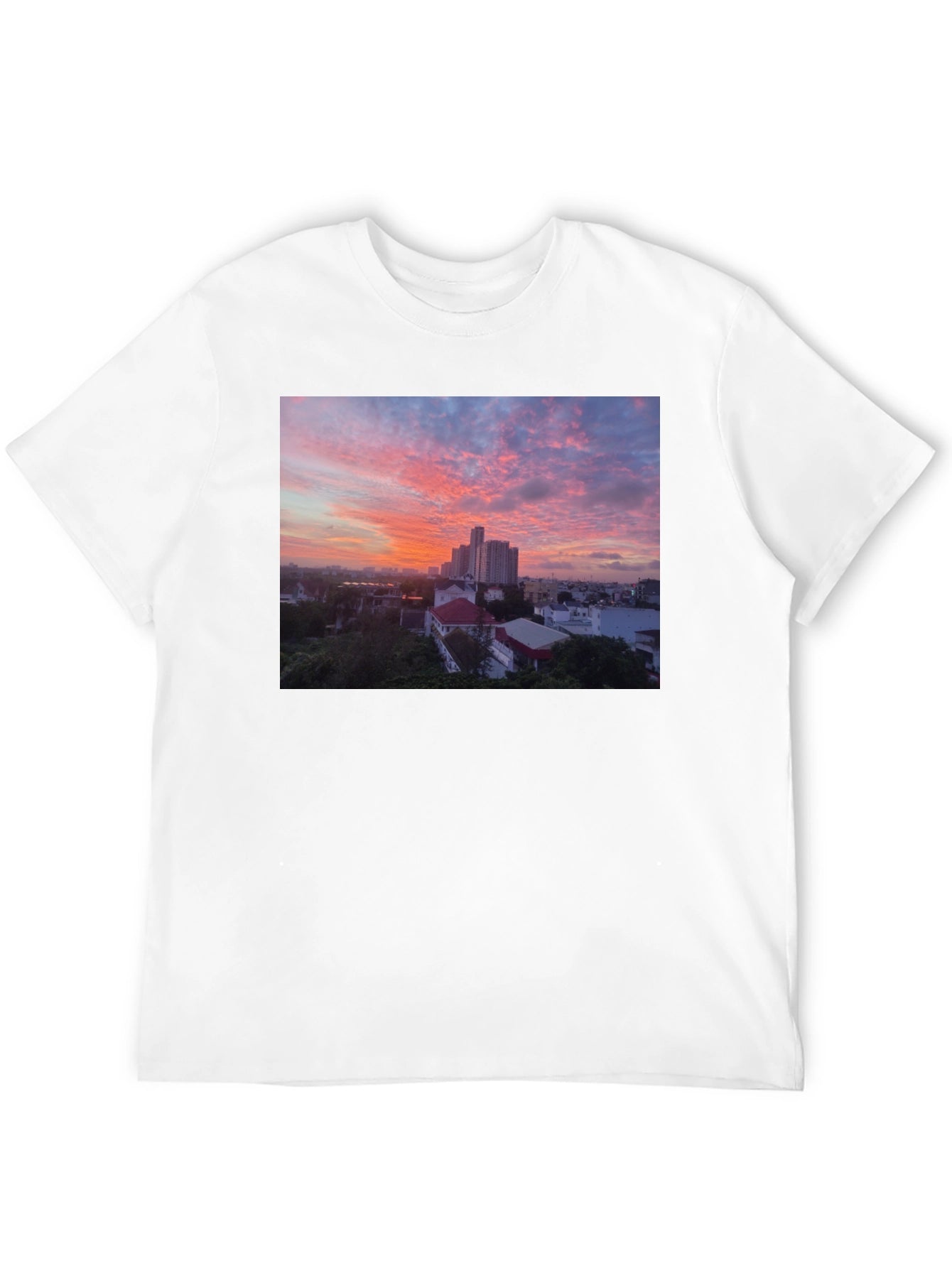 Camiseta Negra con Impresión Atardecer Urbano