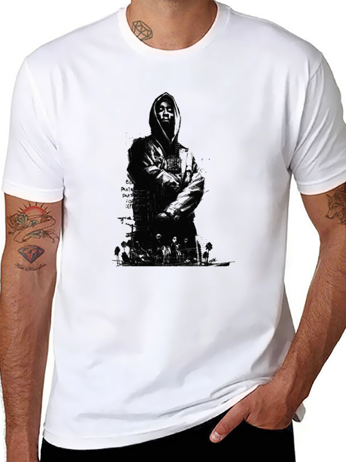 Camiseta Negra Estampada con Figura Encapuchada