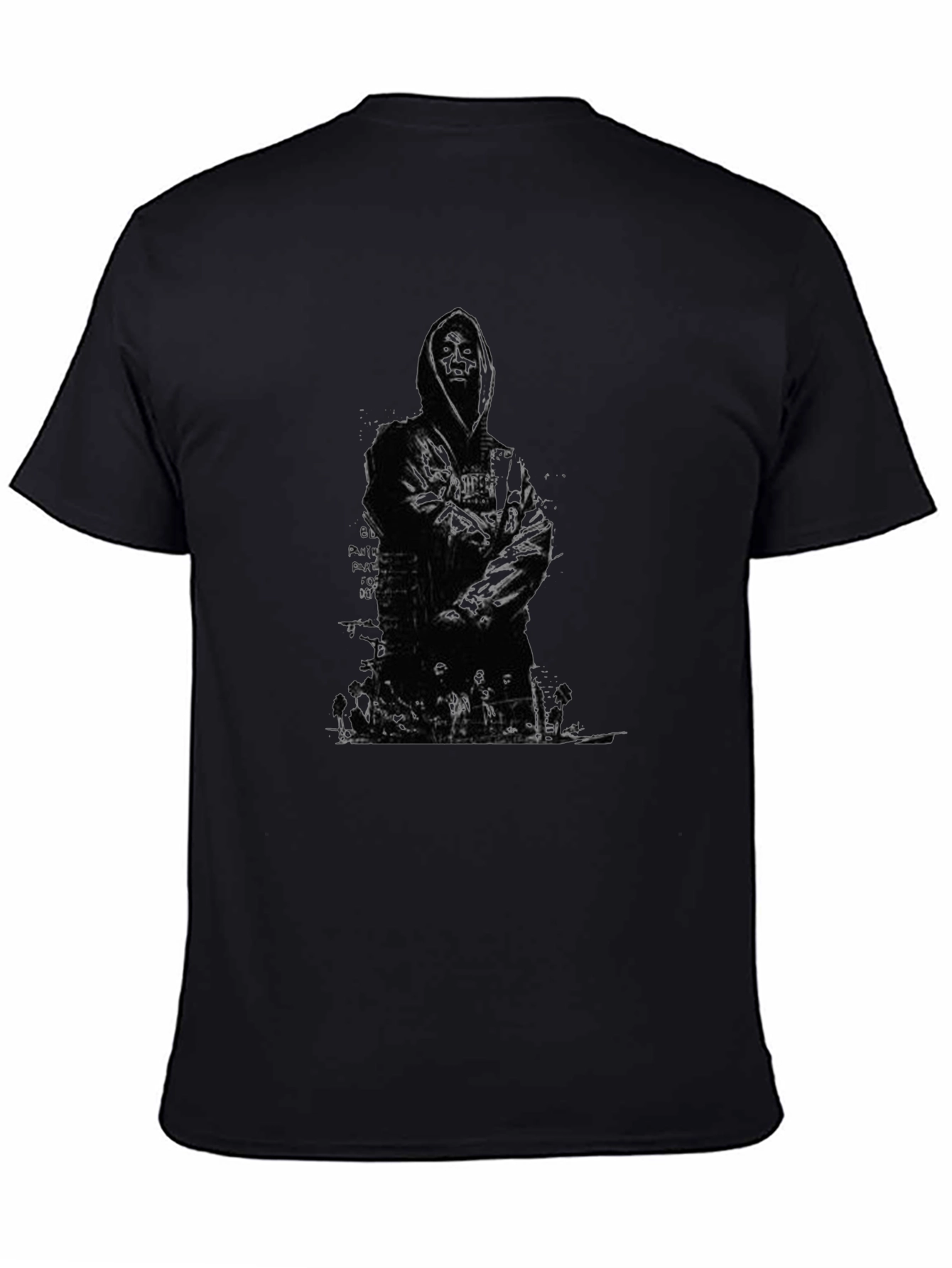 Camiseta Negra Estampada con Figura Encapuchada