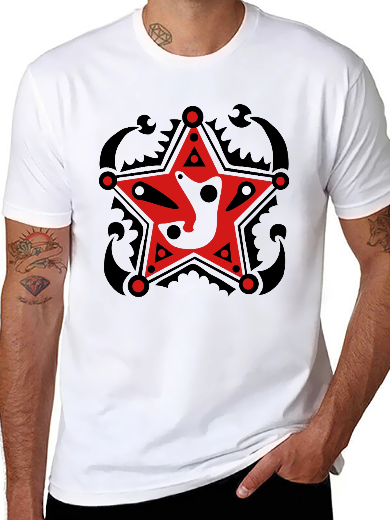 Camiseta Negra con Estrella Roja Estilizada