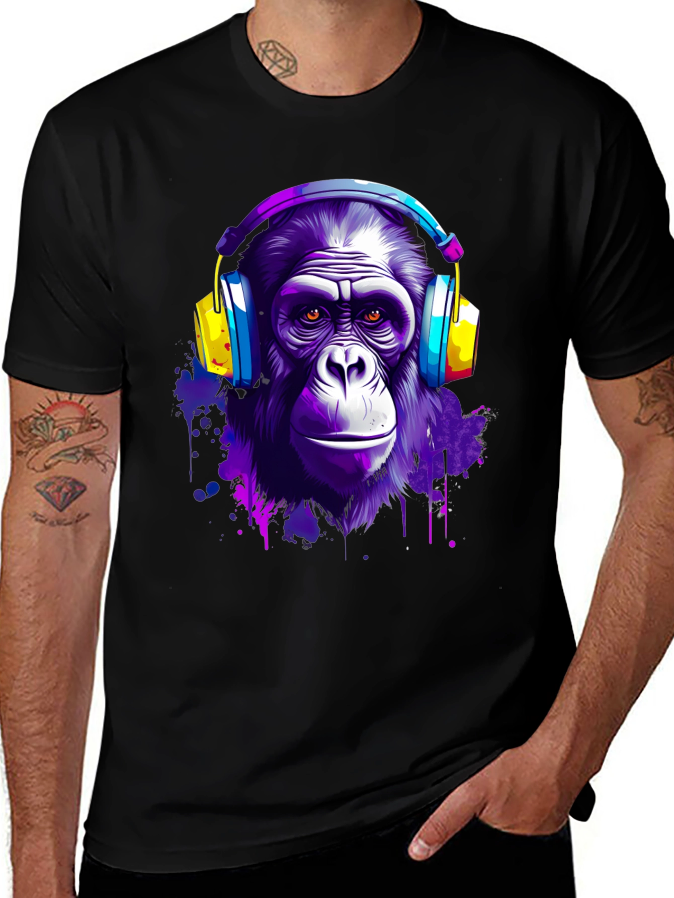 Camiseta Negra con Estampado de Mono con Auriculares