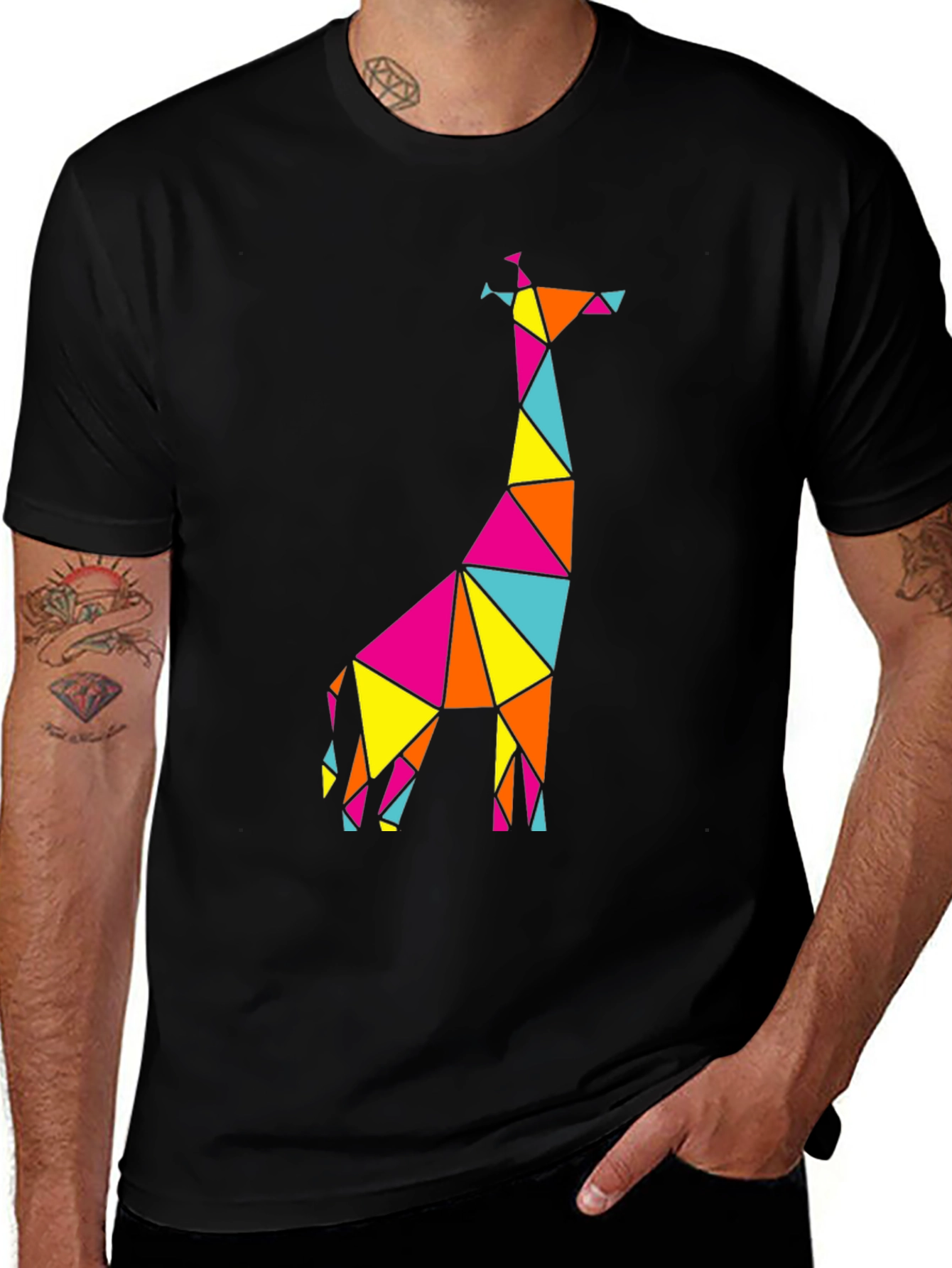 Camiseta Negra con Diseño Geométrico de Jirafa