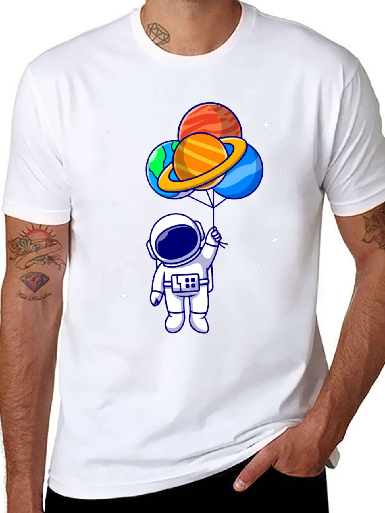 Camiseta Negra Astronauta con Globos de Planetas