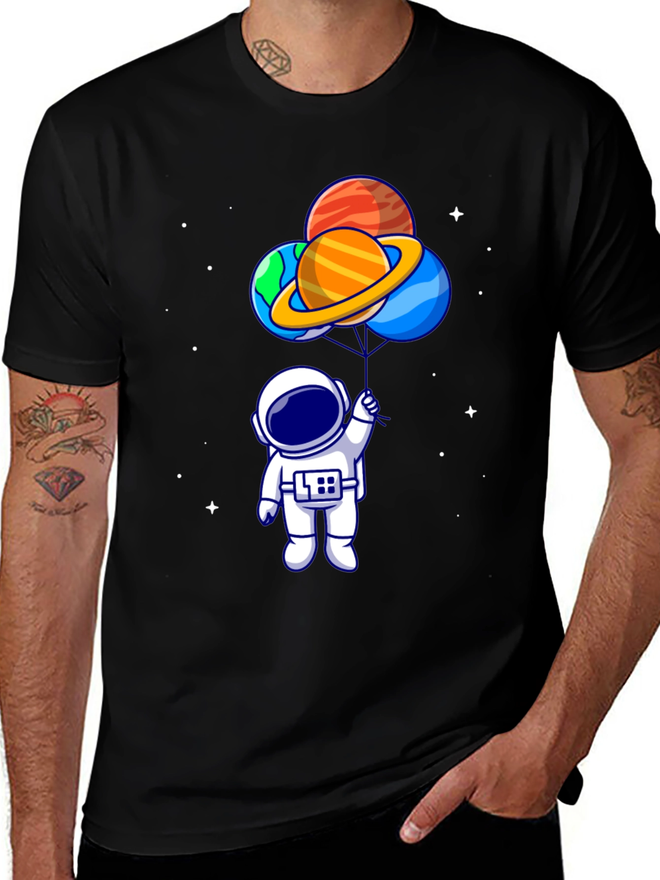 Camiseta Negra Astronauta con Globos de Planetas